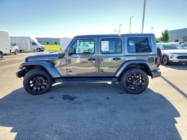 Used 2025 Jeep Wrangler Unlimited Sahara AWD/4WD image 4