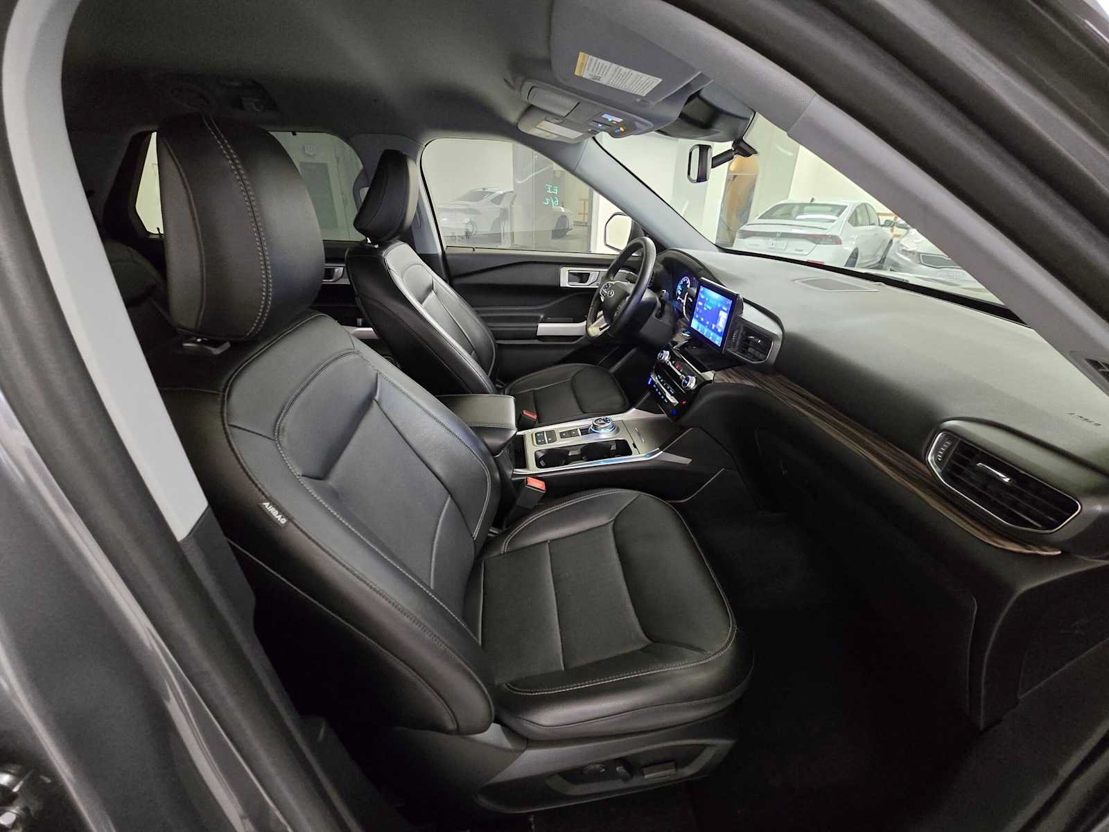 Used 2022 Ford Explorer Limited w/ Hybrid Equipment Group 310A RWD image 11