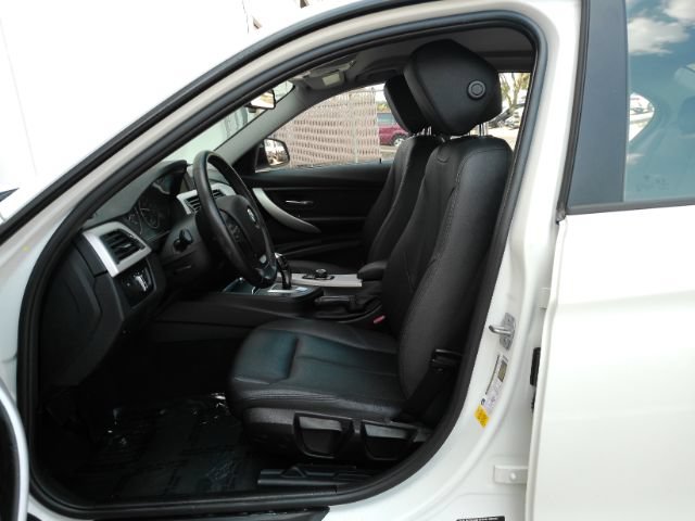 Used 2018 BMW 320i Sedan RWD image 12