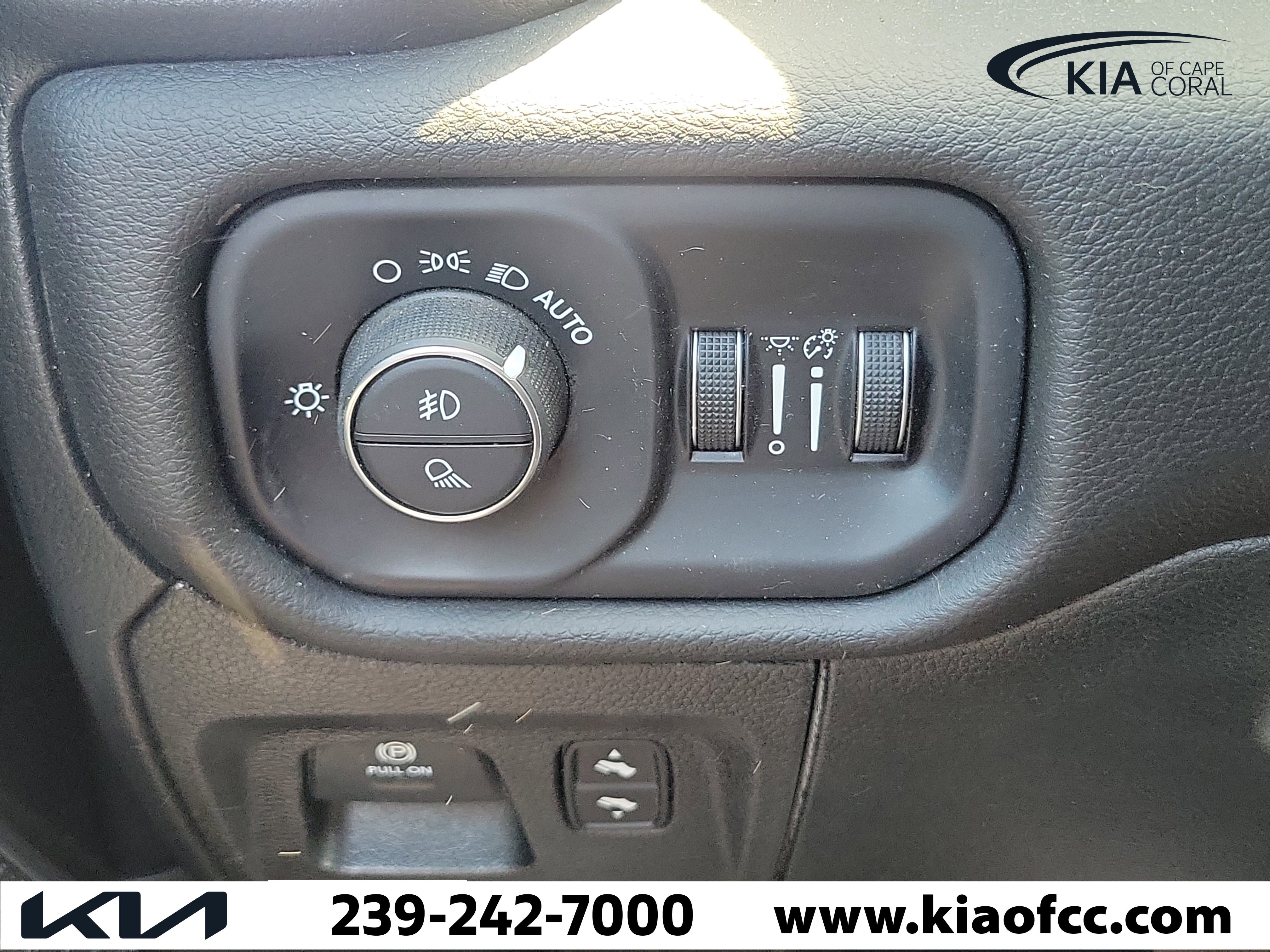 Used 2025 RAM 1500 Laramie AWD/4WD image 27