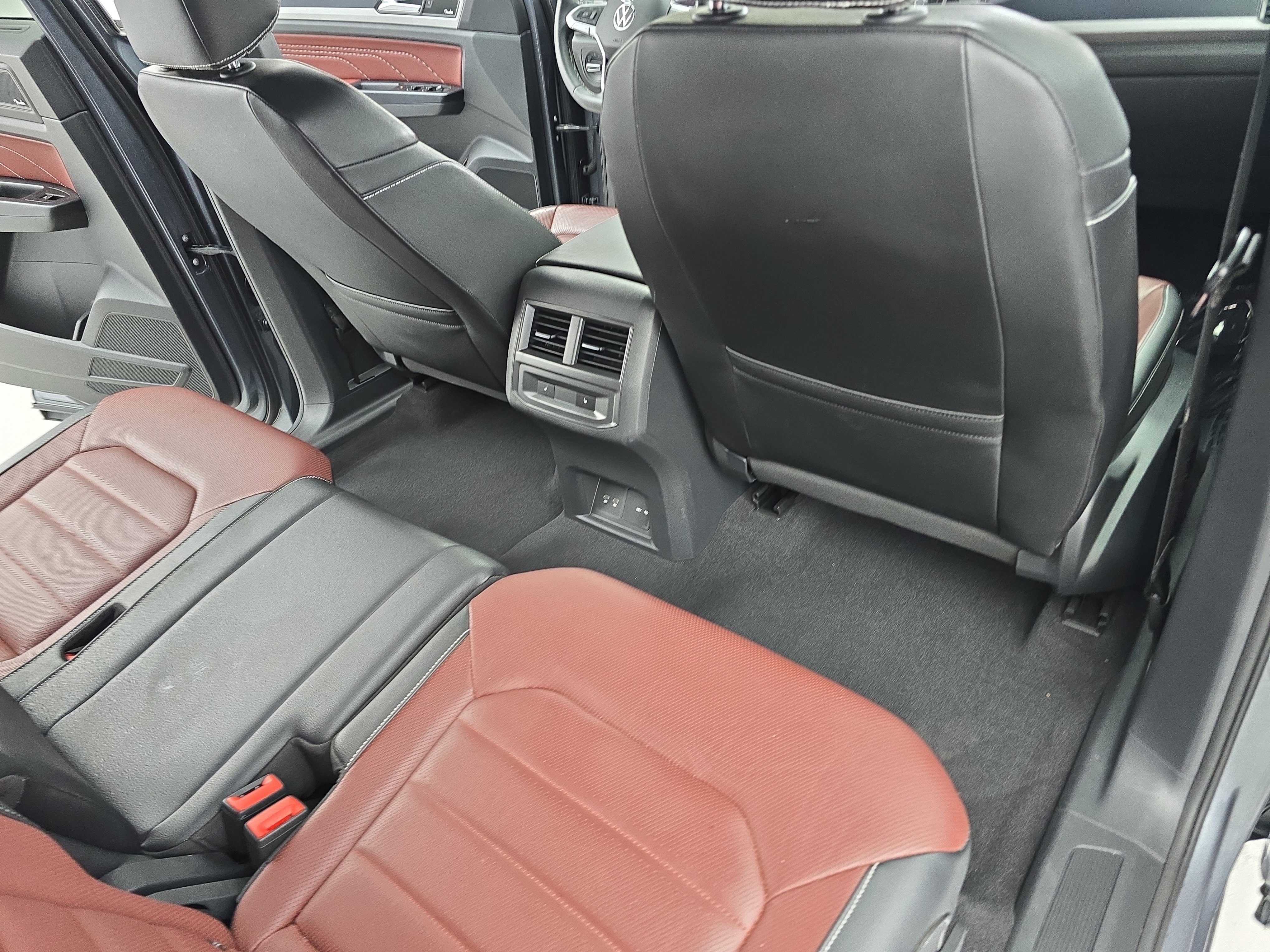 Used 2021 Volkswagen Atlas Cross Sport SEL Premium image 11