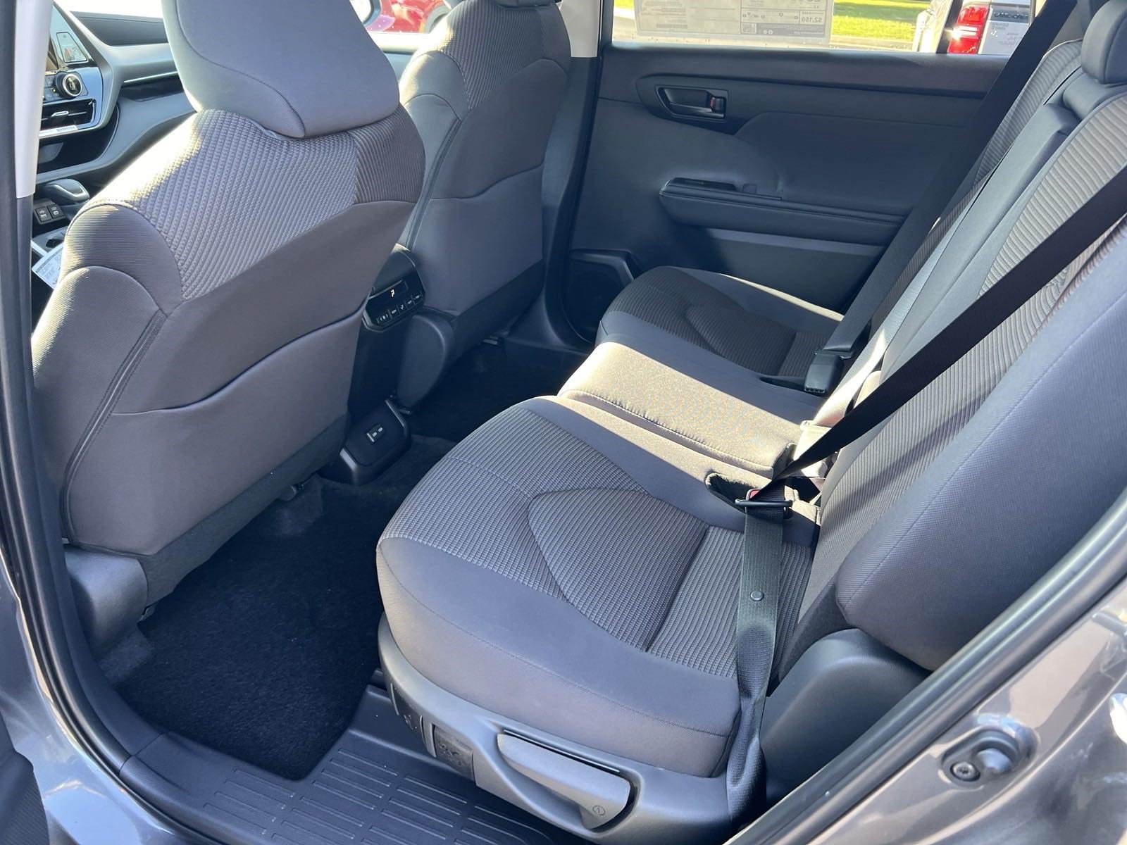 New 2024 Toyota Highlander LE FWD image 24