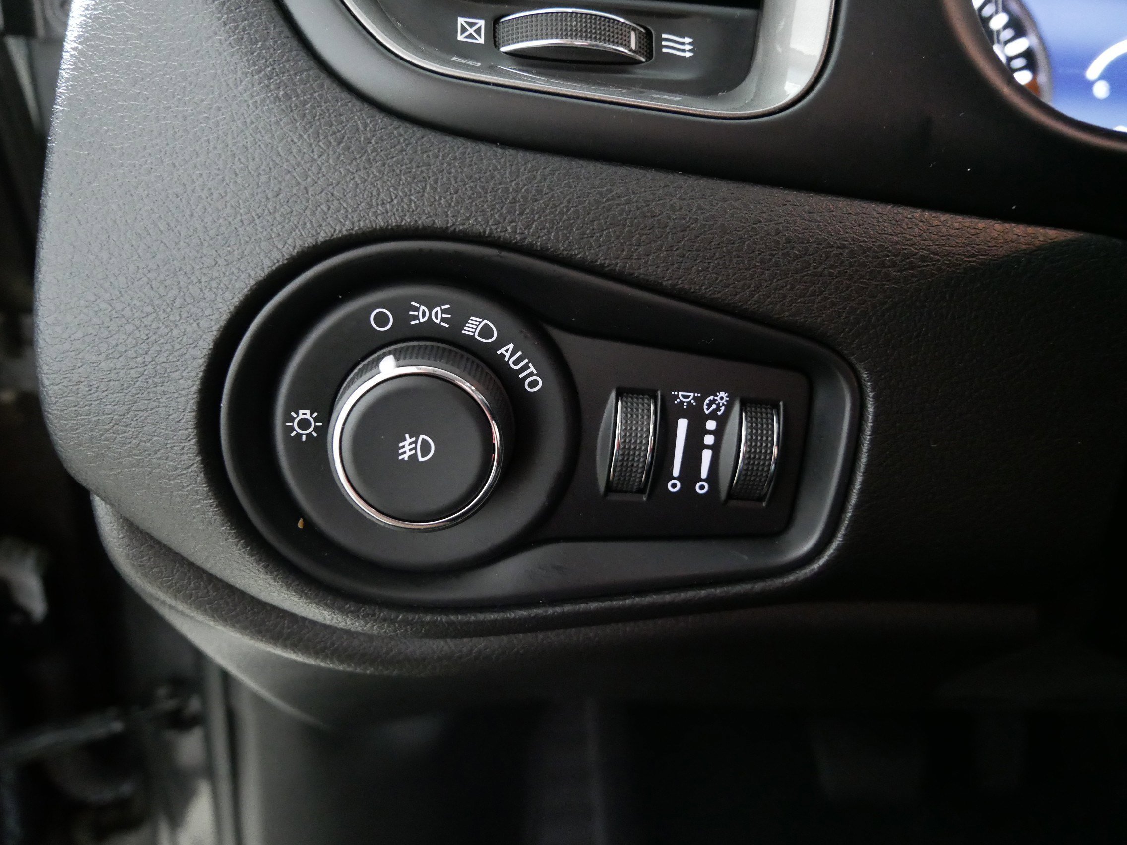 Used 2019 Jeep Renegade Limited AWD/4WD image 26