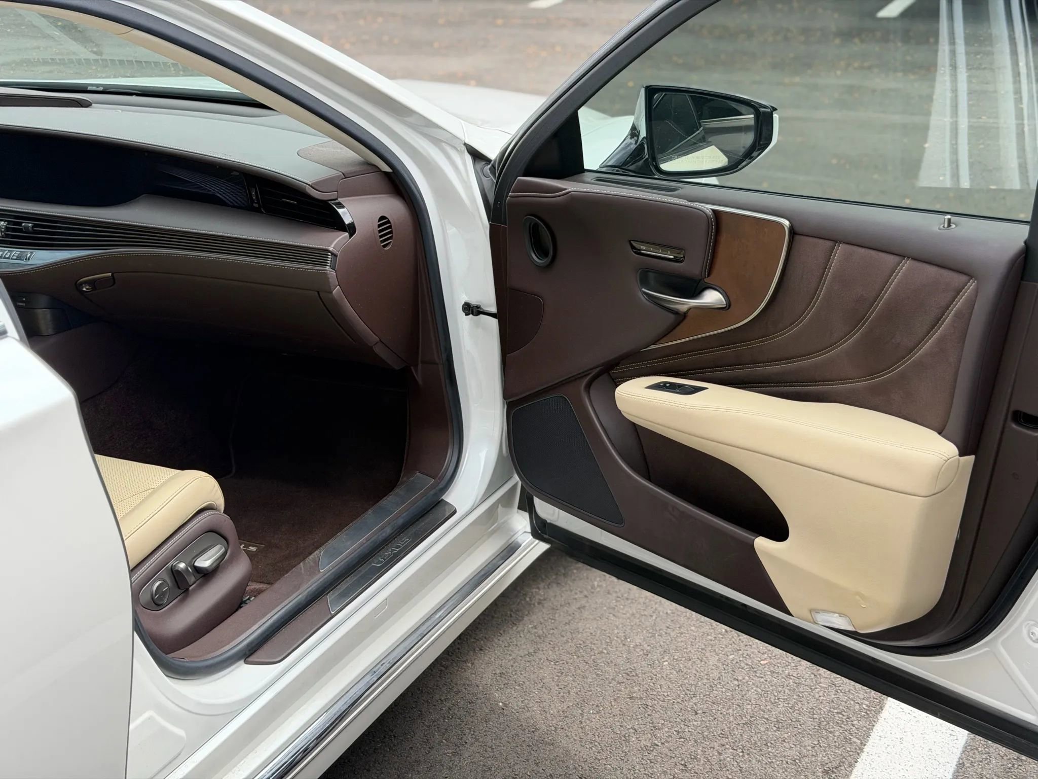 Used 2020 Lexus LS 500 w/ Accessory Package (Z2) image 9