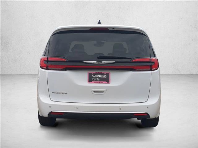 Used 2023 Chrysler Pacifica Touring-L image 7