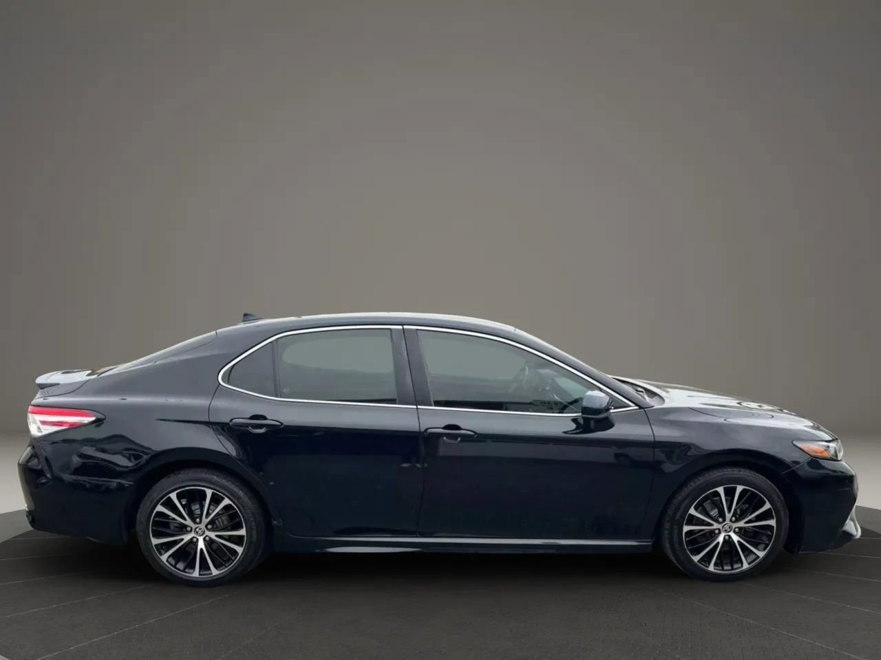 Used 2020 Toyota Camry SE FWD image 4