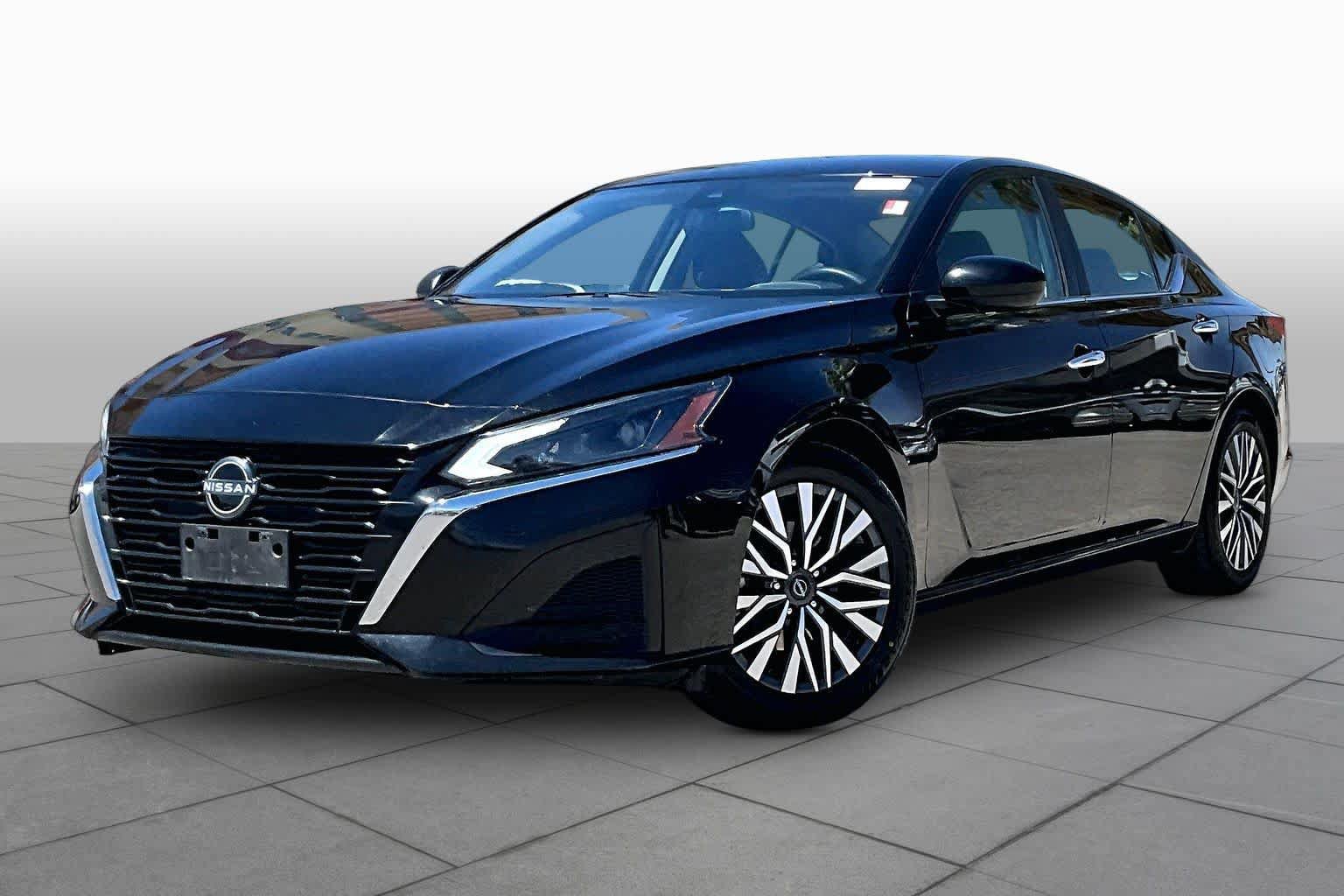 Used 2024 Nissan Altima 2.5 SV FWD image 2