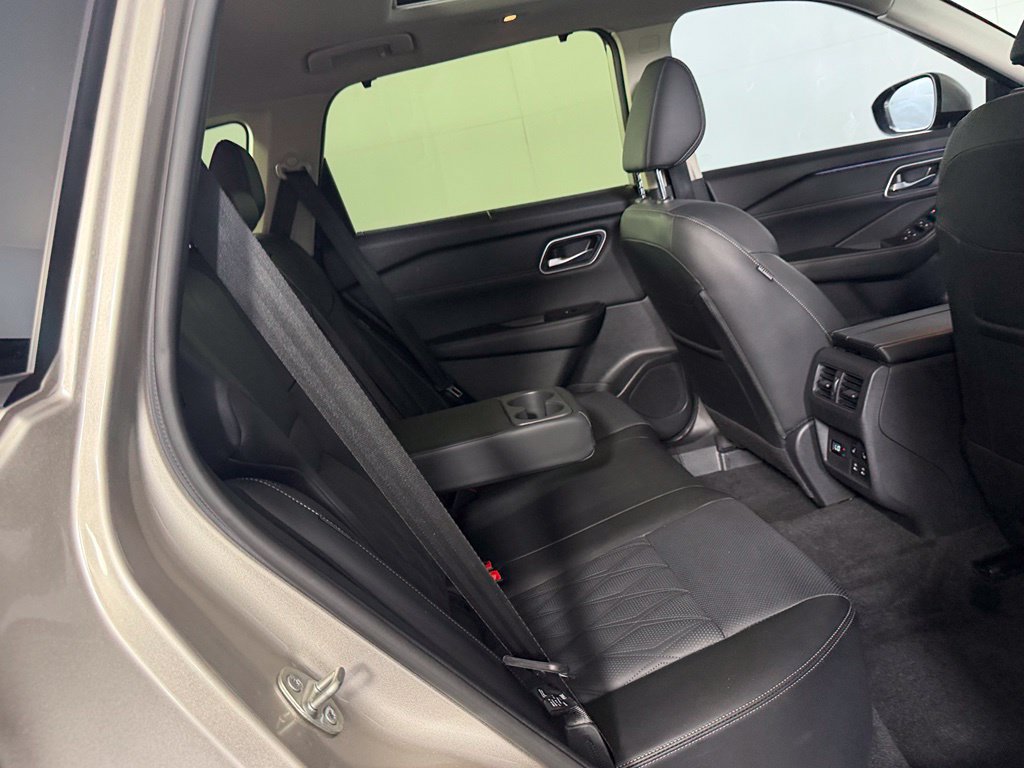 Used 2025 Nissan Rogue Platinum w/ Tech Package FWD image 31