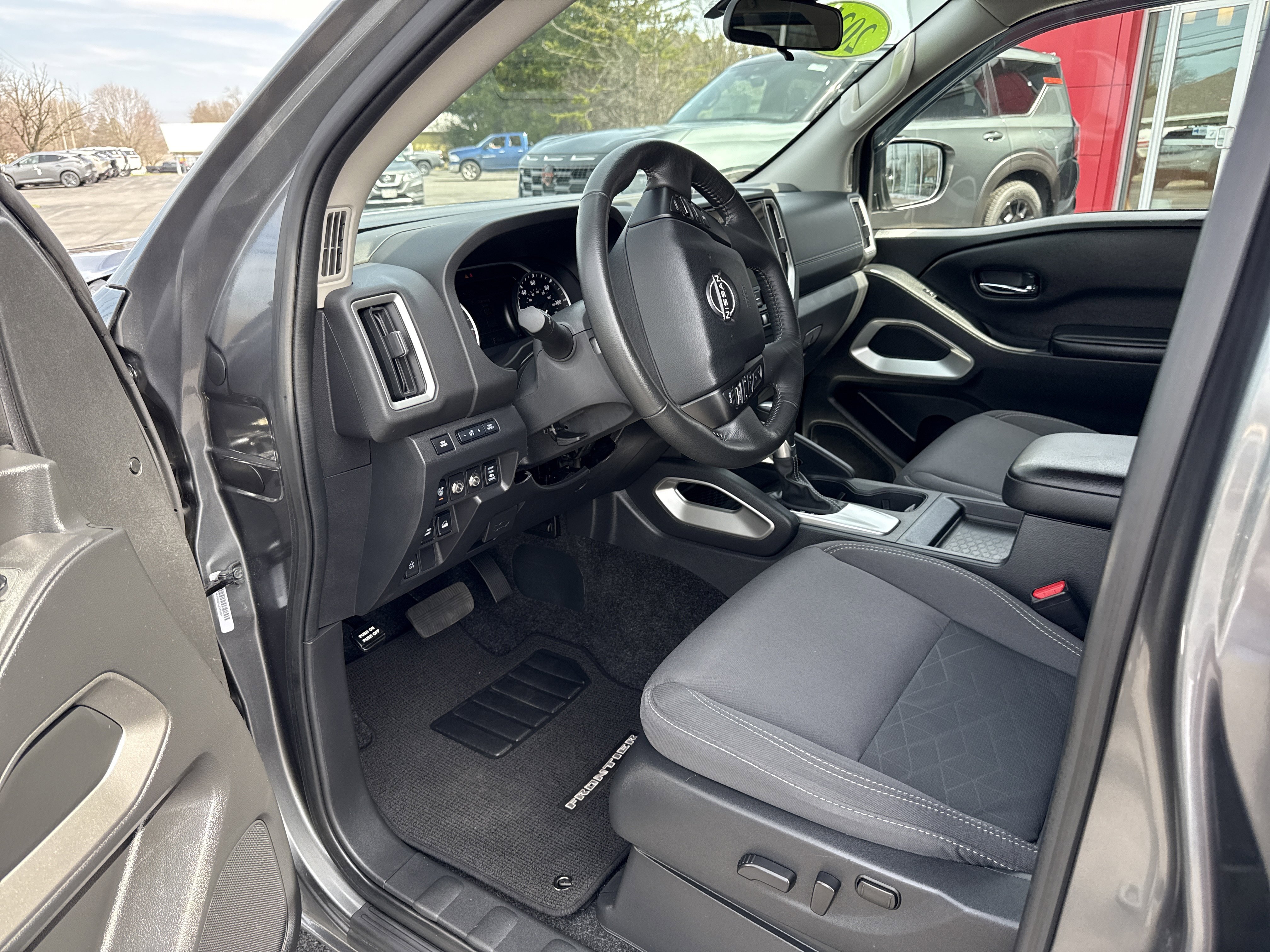 Used 2025 Nissan Frontier SV w/ SV Convenience Package image 5