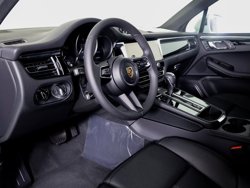 Certified 2025 Porsche Macan image 4