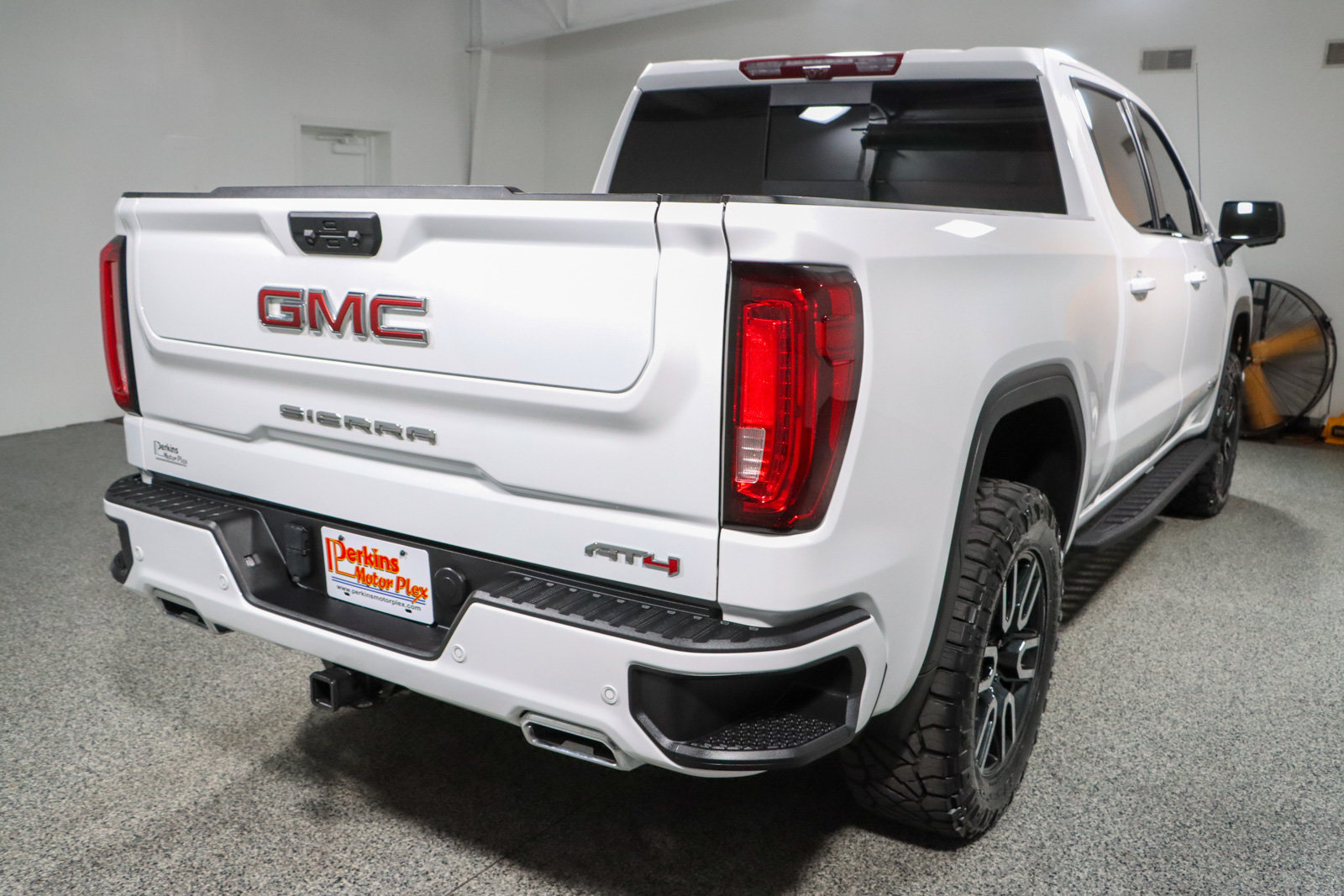 Used 2024 GMC Sierra 1500 AT4 w/ Technology Package AWD/4WD image 8