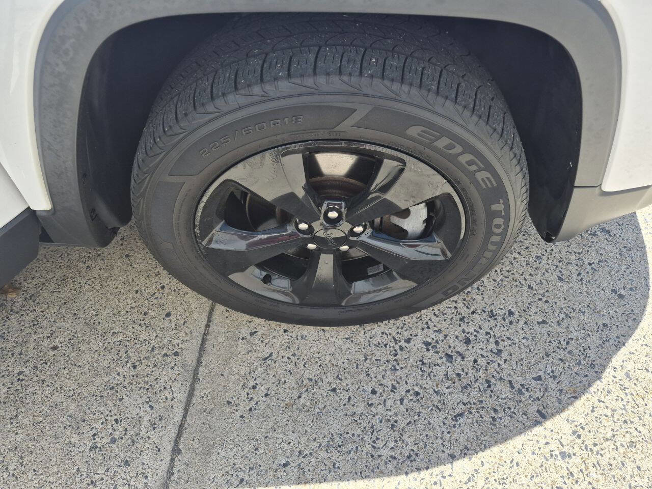Used 2017 Jeep Cherokee Sport AWD/4WD image 10