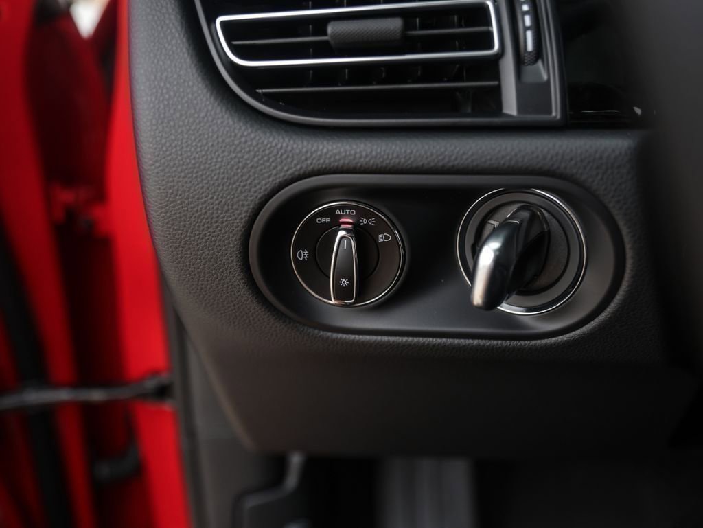 Certified 2025 Porsche Macan image 18