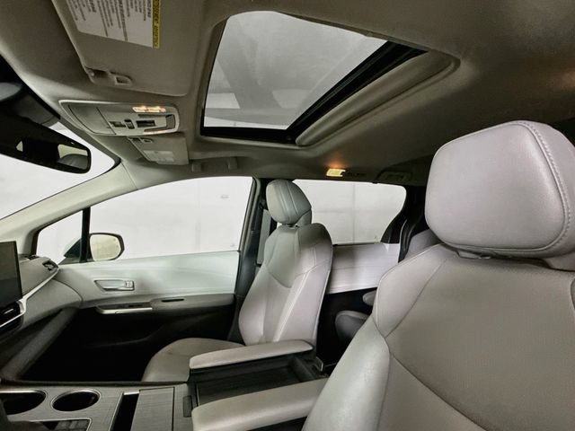Used 2025 Toyota Sienna XLE FWD image 21