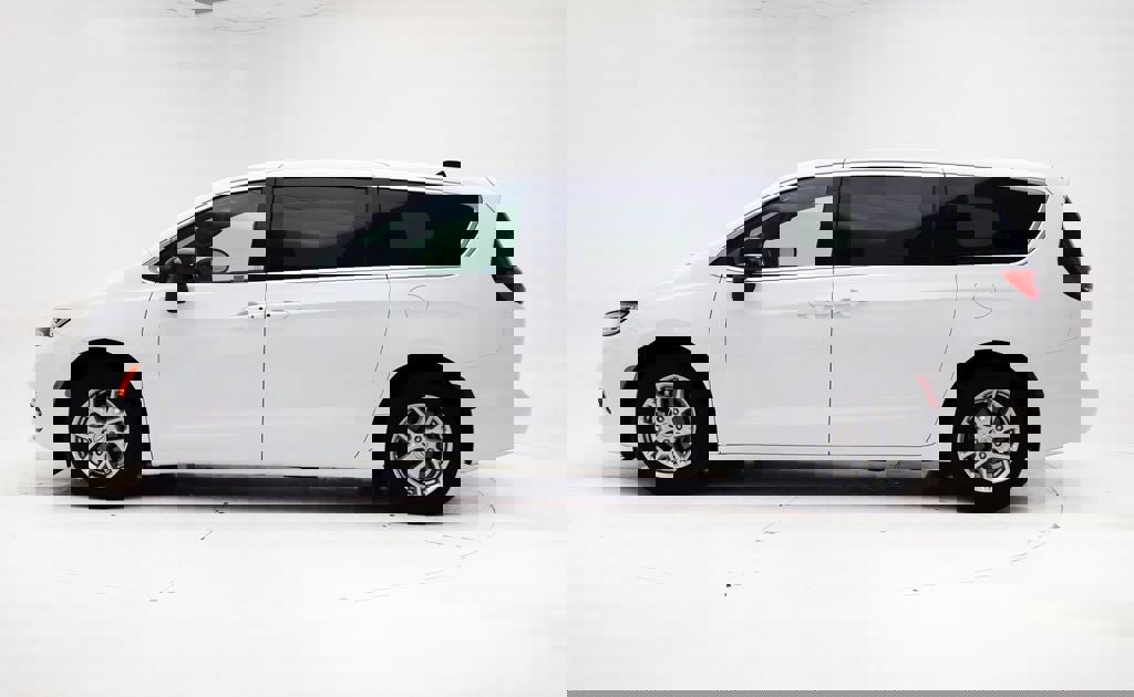 Used 2025 Chrysler Pacifica Select image 5