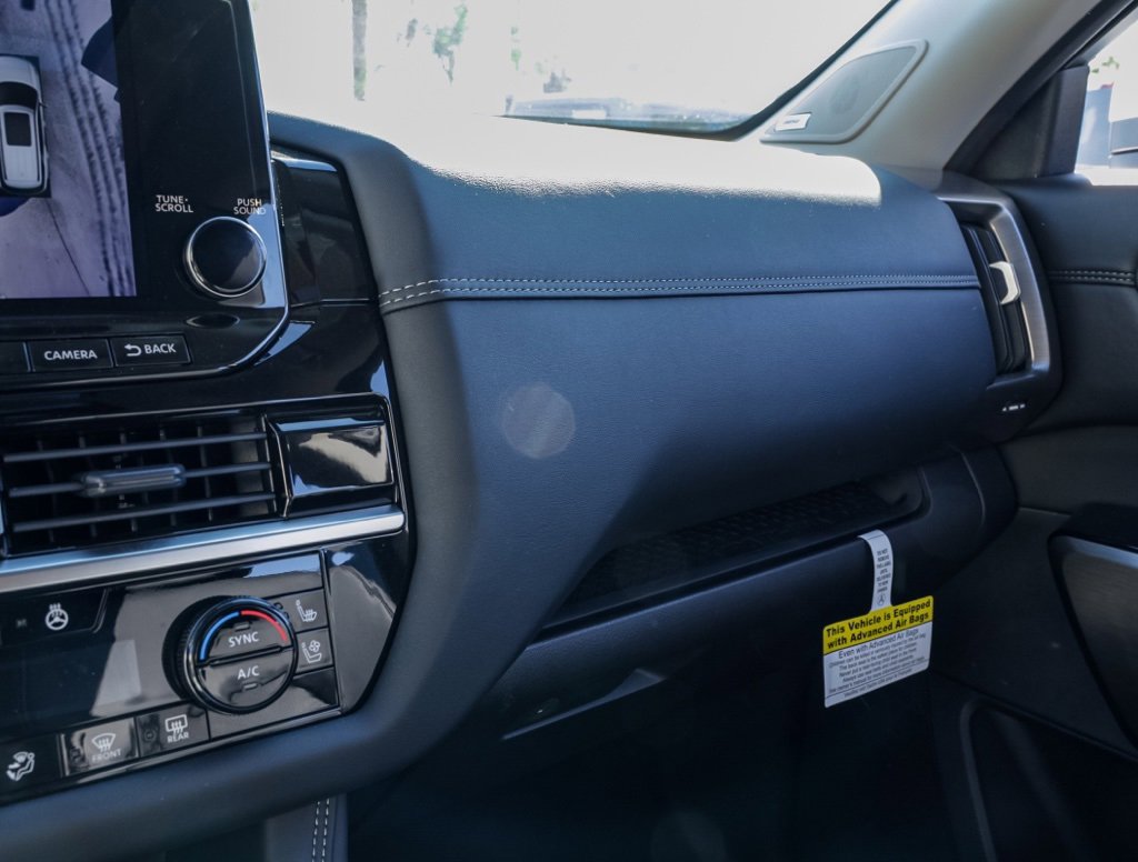 Used 2025 Nissan Pathfinder Platinum w/ Cargo Package image 32