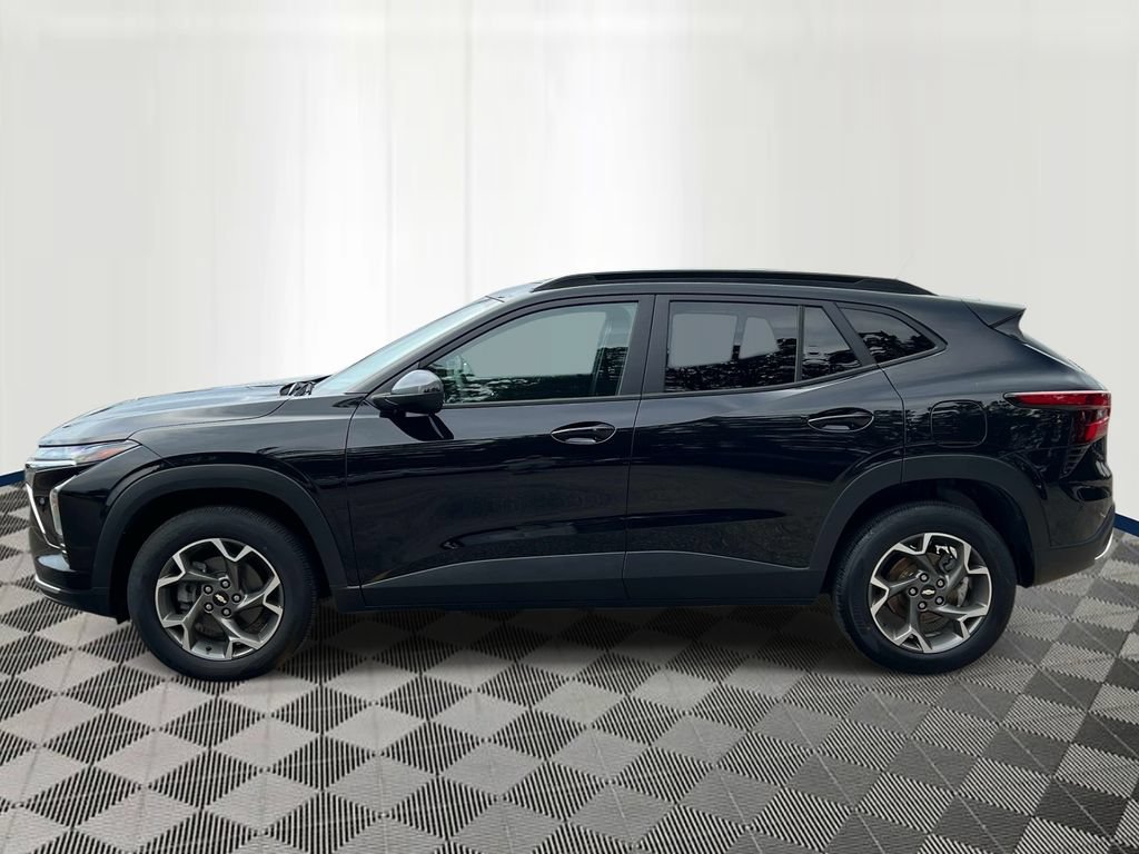 Used 2024 Chevrolet Trax LT w/ Driver Confidence Package FWD image 2
