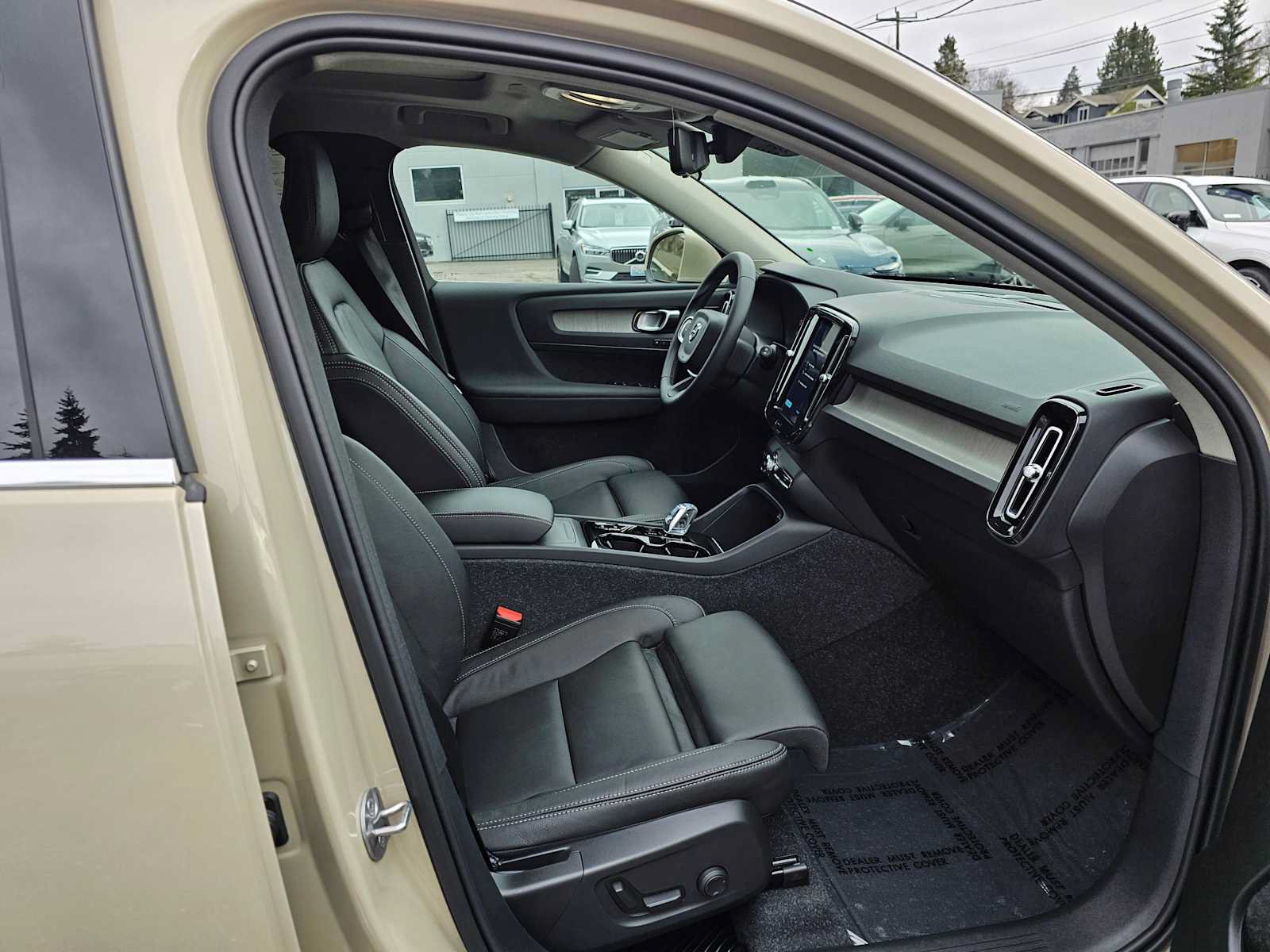 New 2025 Volvo XC40 B5 Plus w/ Climate Package AWD/4WD image 11