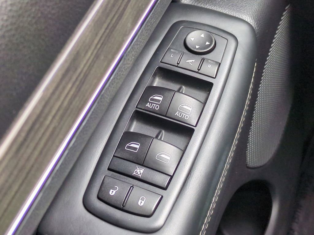 Used 2017 Jeep Grand Cherokee Overland w/ Jeep Active Safety Group image 25