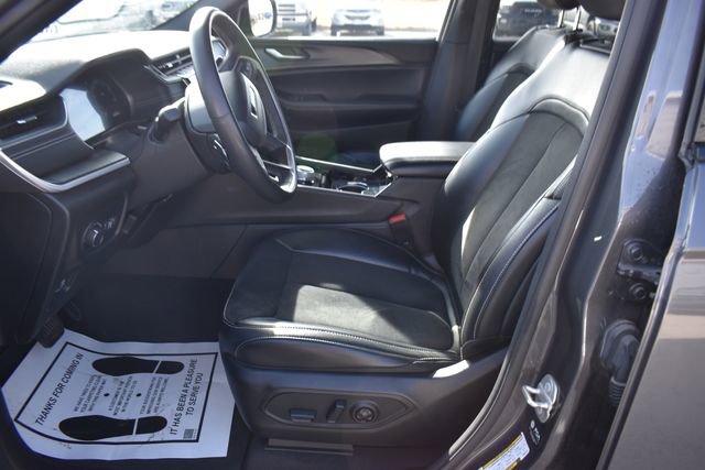 Used 2023 Jeep Grand Cherokee L Laredo image 14