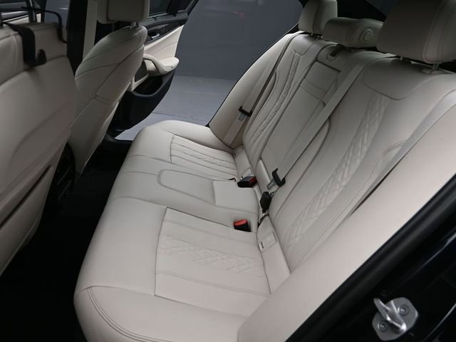Used 2023 BMW M550i xDrive w/ Dynamic Handling Package image 18
