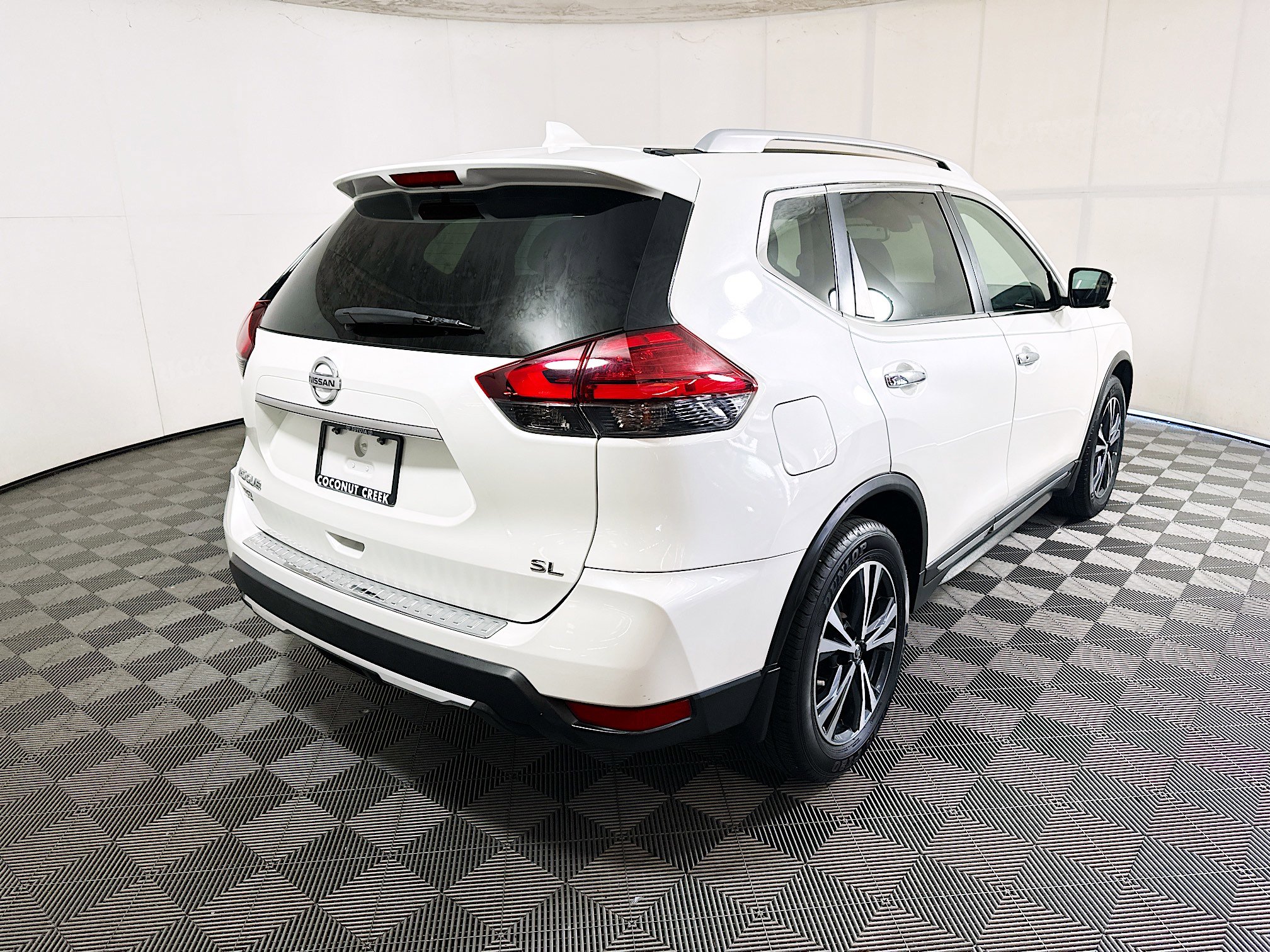 Used 2017 Nissan Rogue SL w/ SL Premium Package FWD image 3