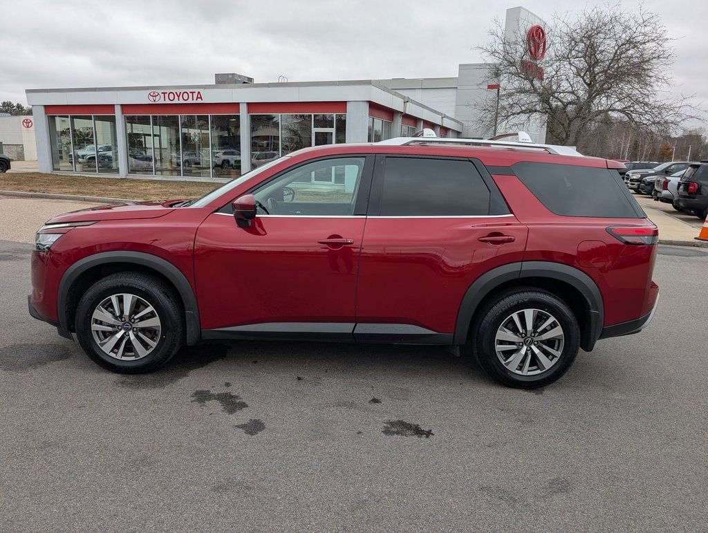 Used 2023 Nissan Pathfinder SL AWD/4WD image 2