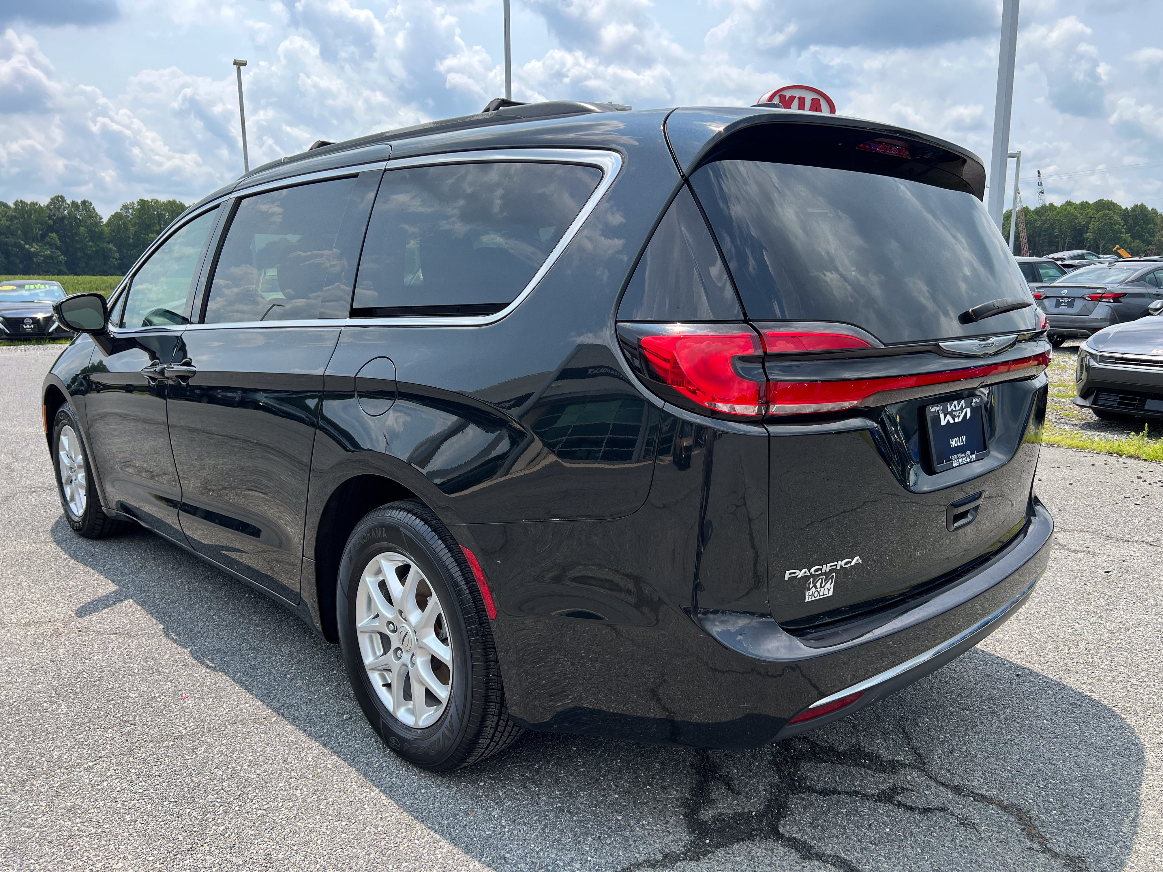 Used 2022 Chrysler Pacifica Touring-L FWD image 3