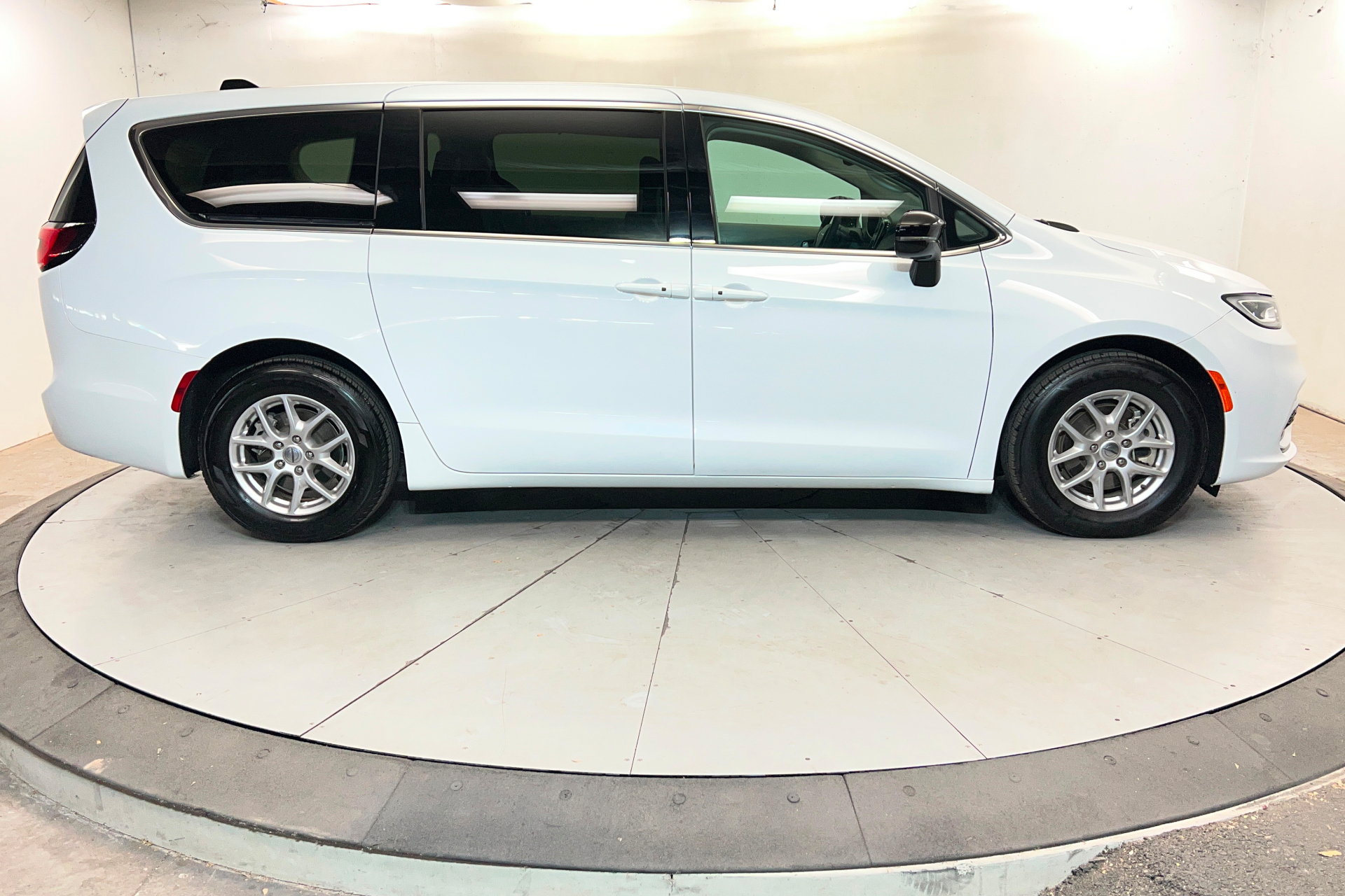 Used 2024 Chrysler Pacifica Touring-L FWD image 7