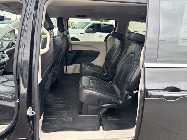 Used 2017 Chrysler Pacifica Touring-L w/ Tire & Wheel Group FWD image 10