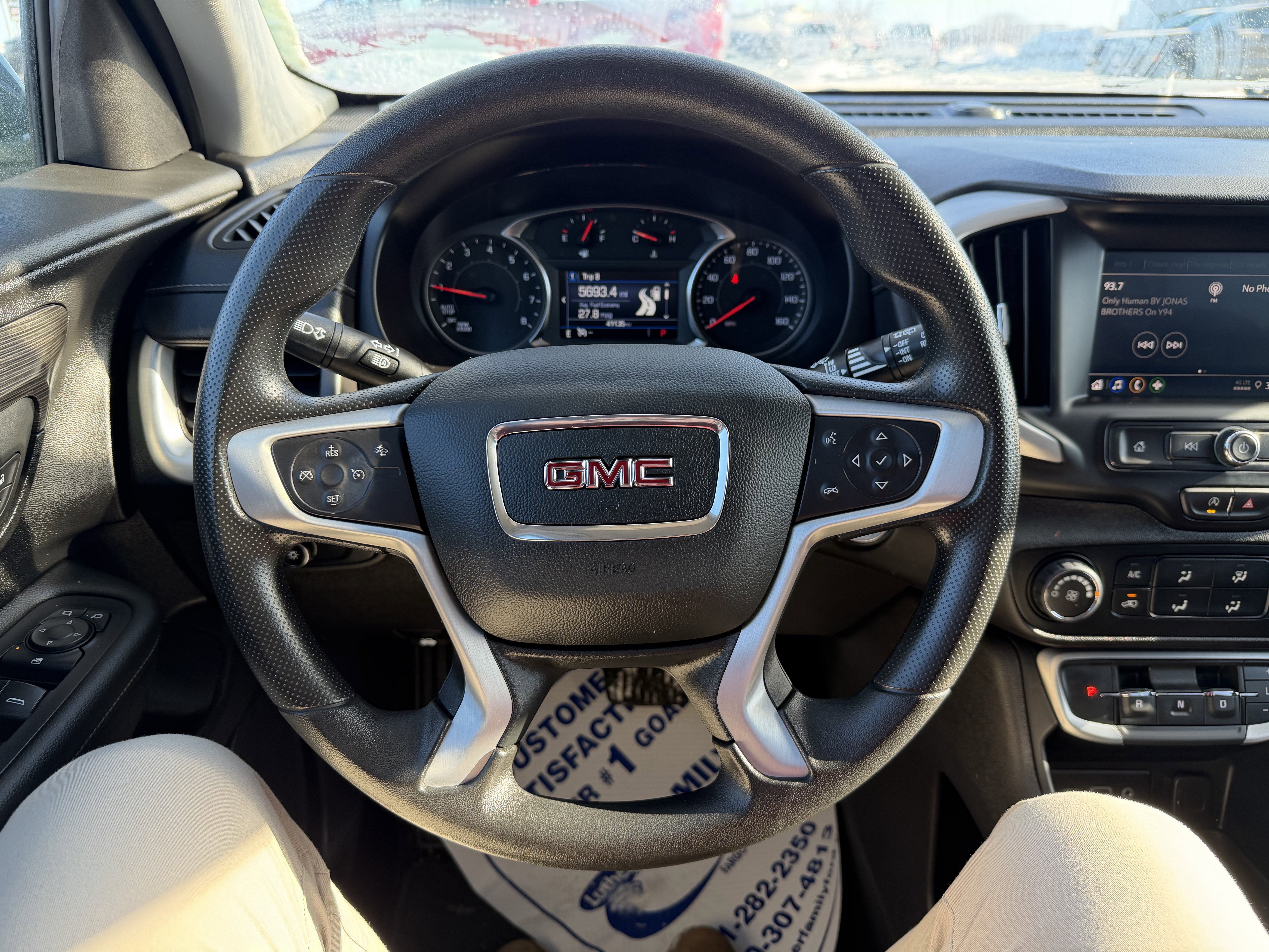 Used 2024 GMC Terrain SLE image 9