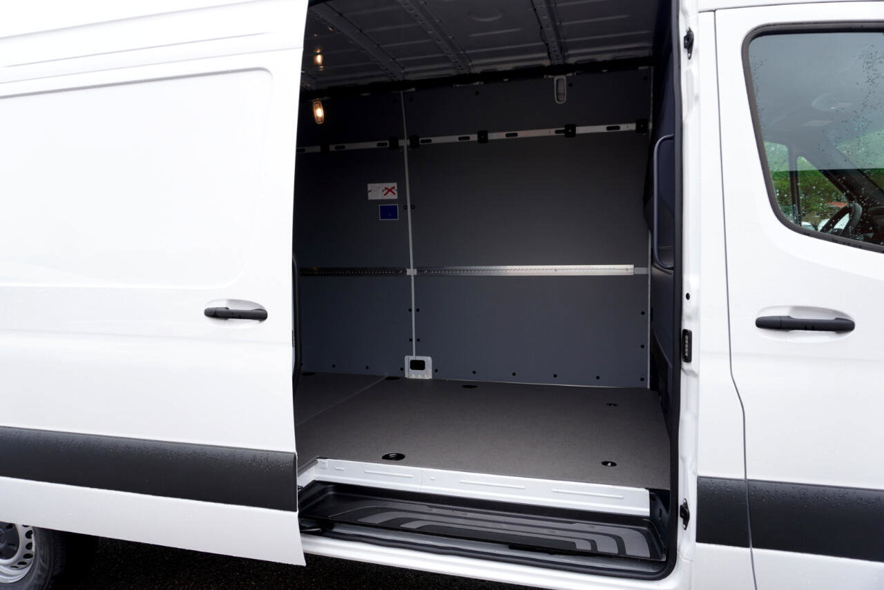 Used 2025 Mercedes-Benz Sprinter 2500 image 18