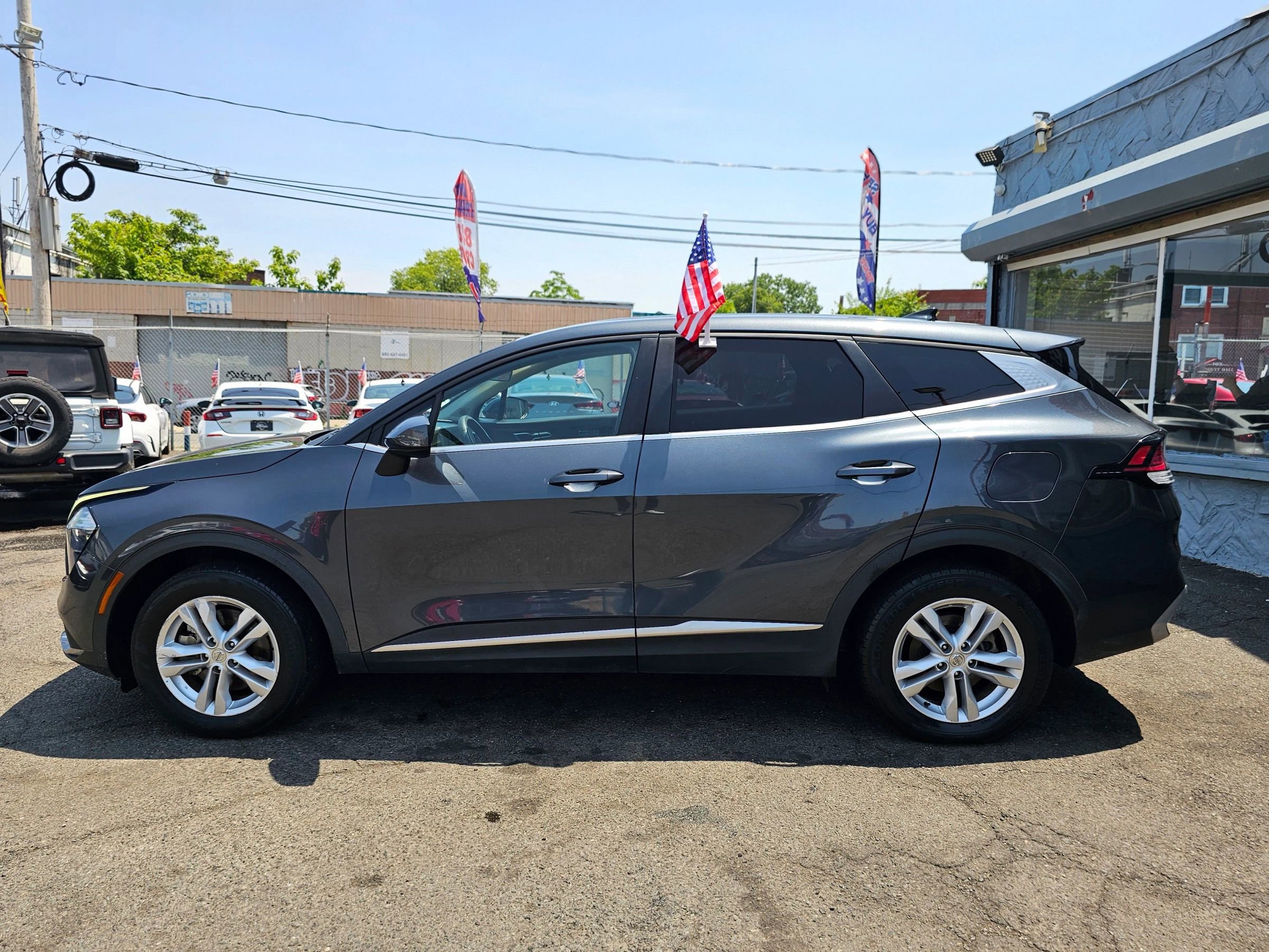 Used 2023 Kia Sportage LX image 2
