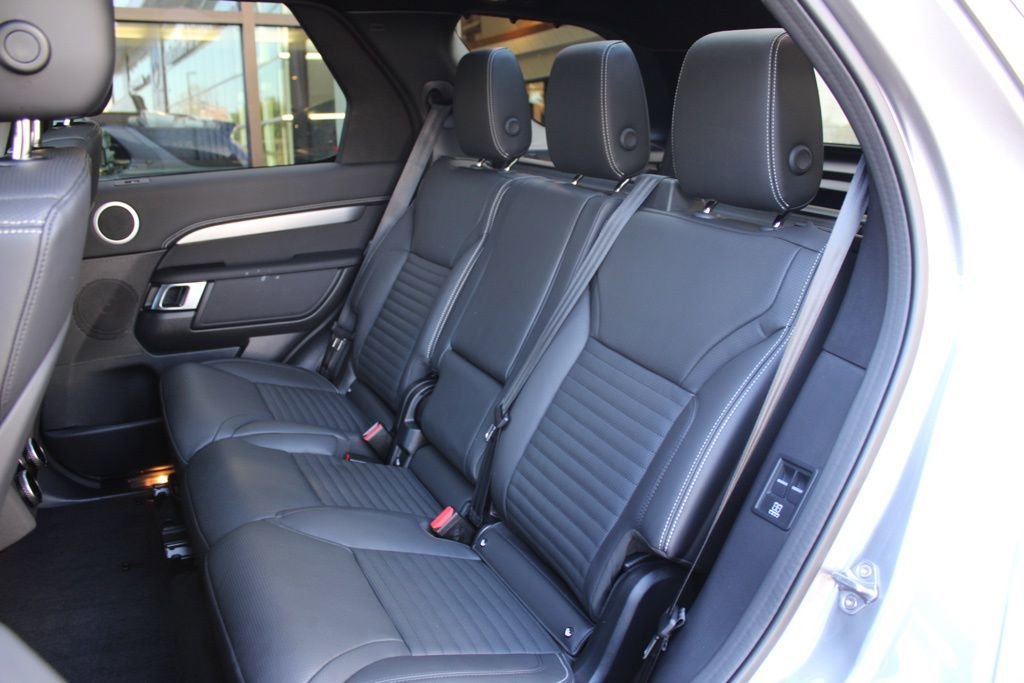 Certified 2025 Land Rover Discovery Dynamic SE image 37