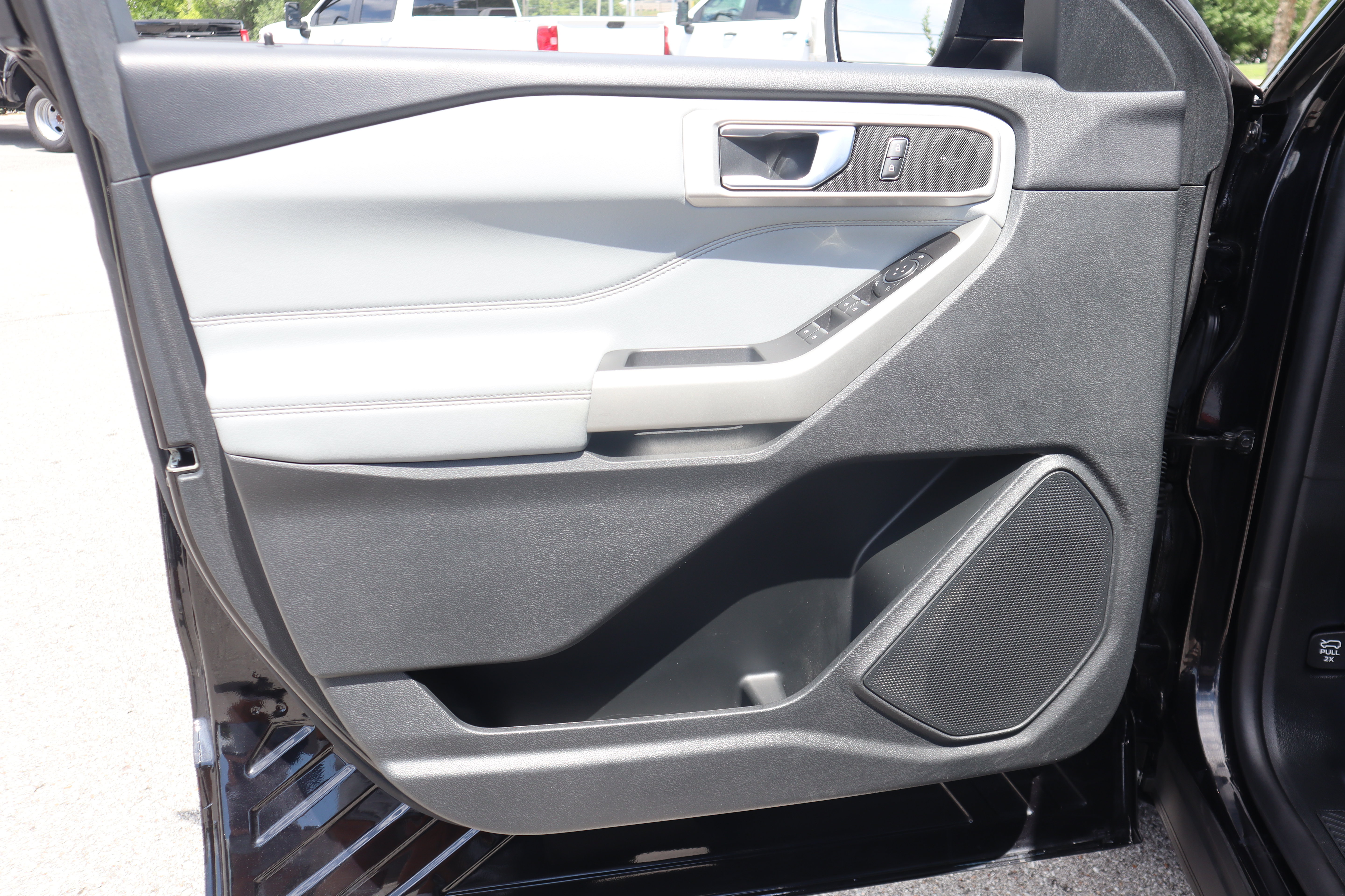Used 2022 Ford Explorer XLT w/ Equipment Group 202A AWD/4WD image 26
