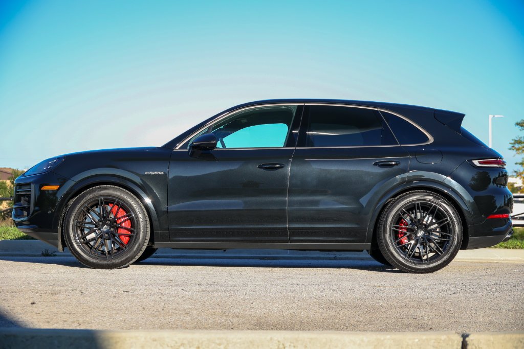 Certified 2025 Porsche Cayenne Turbo AWD/4WD image 2