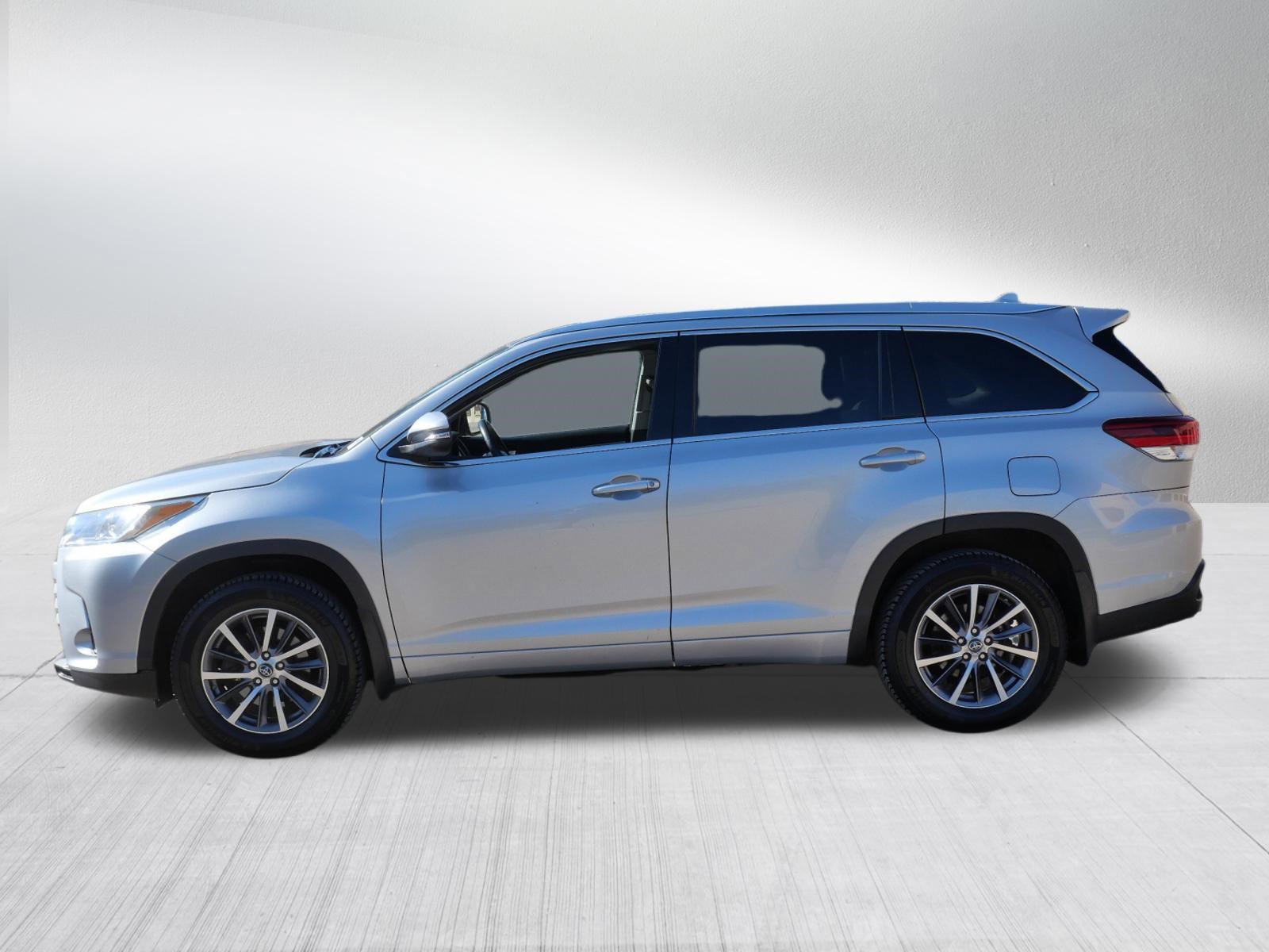 Certified 2017 Toyota Highlander XLE AWD/4WD image 4