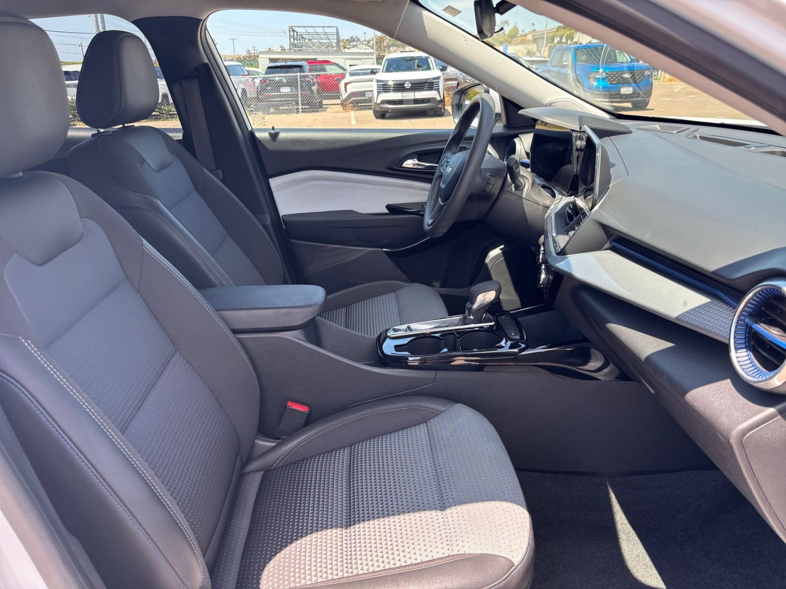 Used 2025 Chevrolet Trax LT FWD image 34