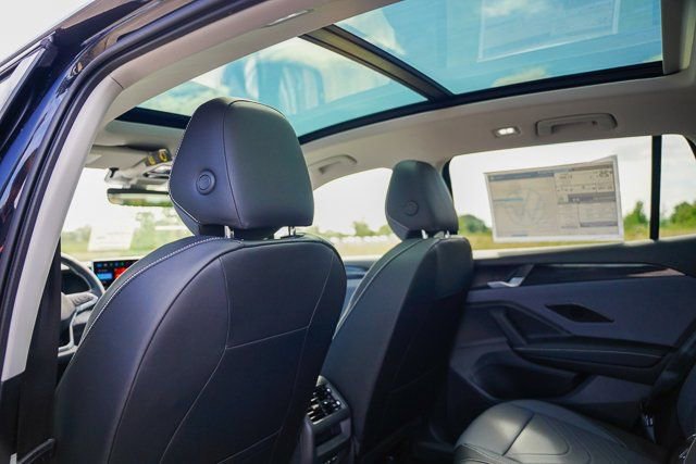 Used 2025 Volkswagen Tiguan SE w/ Panoramic Sunroof Package image 24