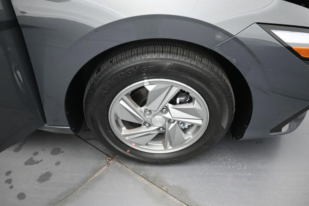 New 2026 Hyundai Elantra SE FWD image 32