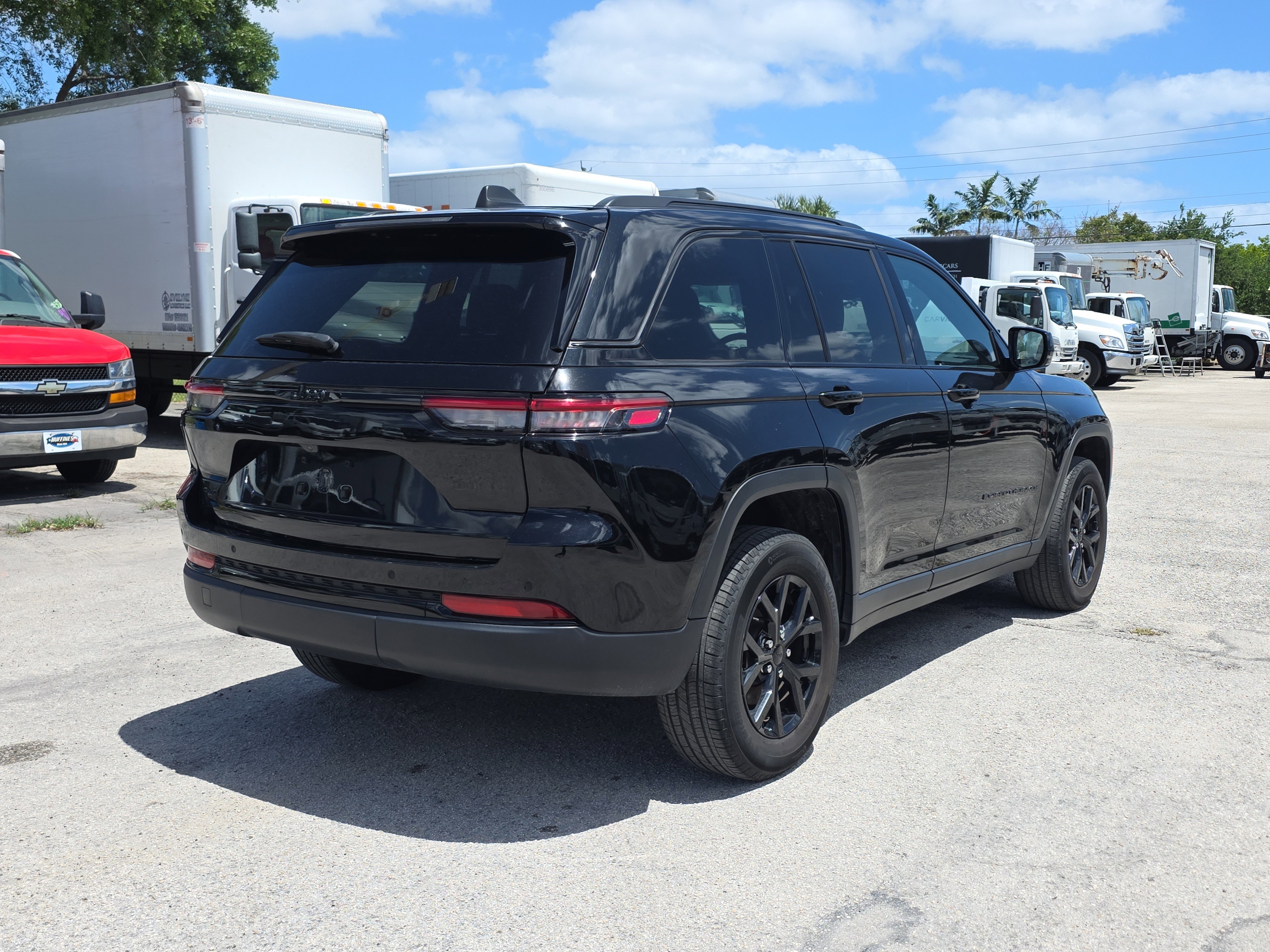 Used 2024 Jeep Grand Cherokee Altitude AWD/4WD image 7