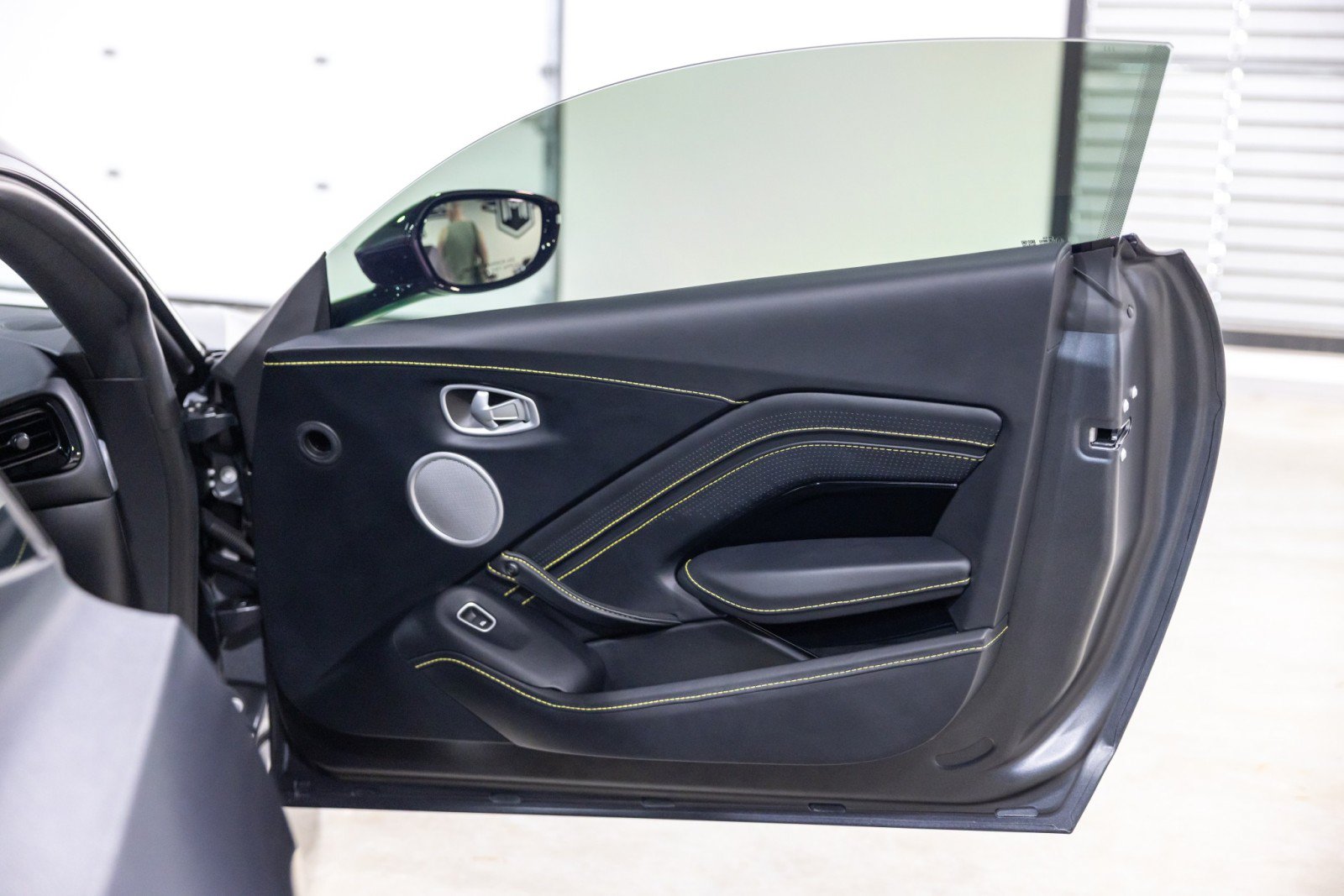 Used 2022 Aston Martin V8 Vantage Coupe RWD image 26