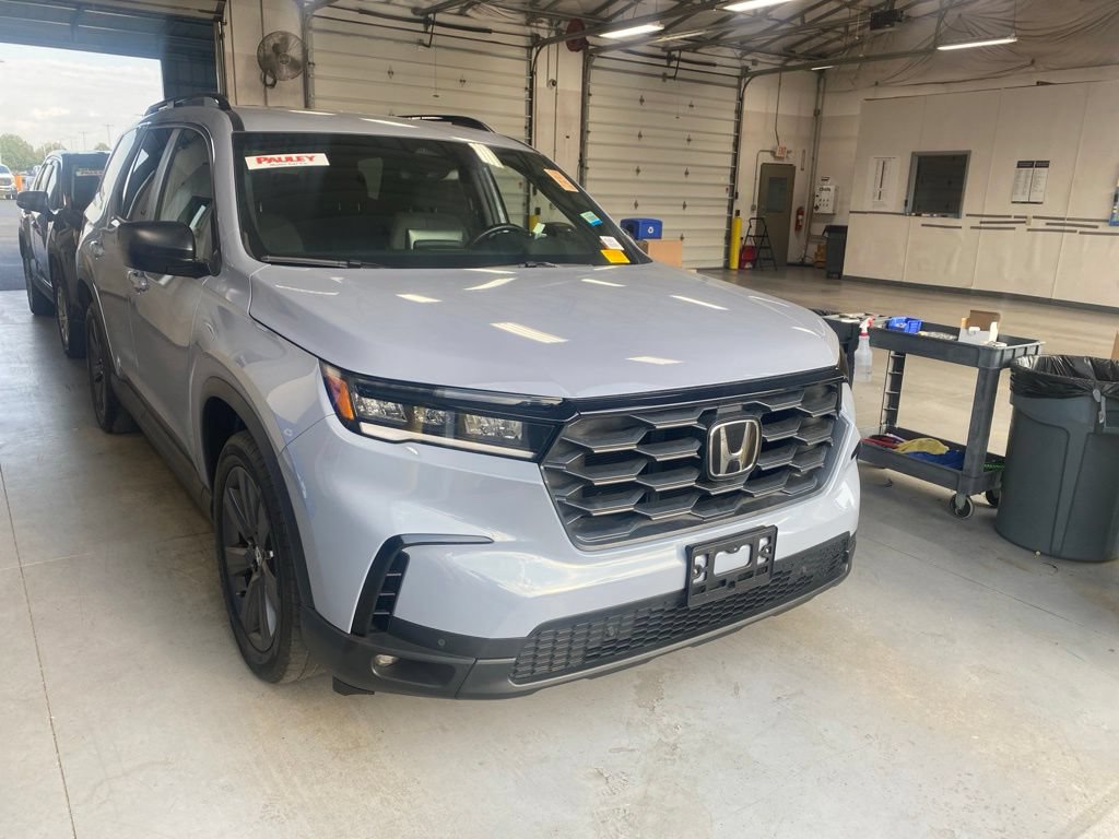Used 2025 Honda Pilot Sport image 1
