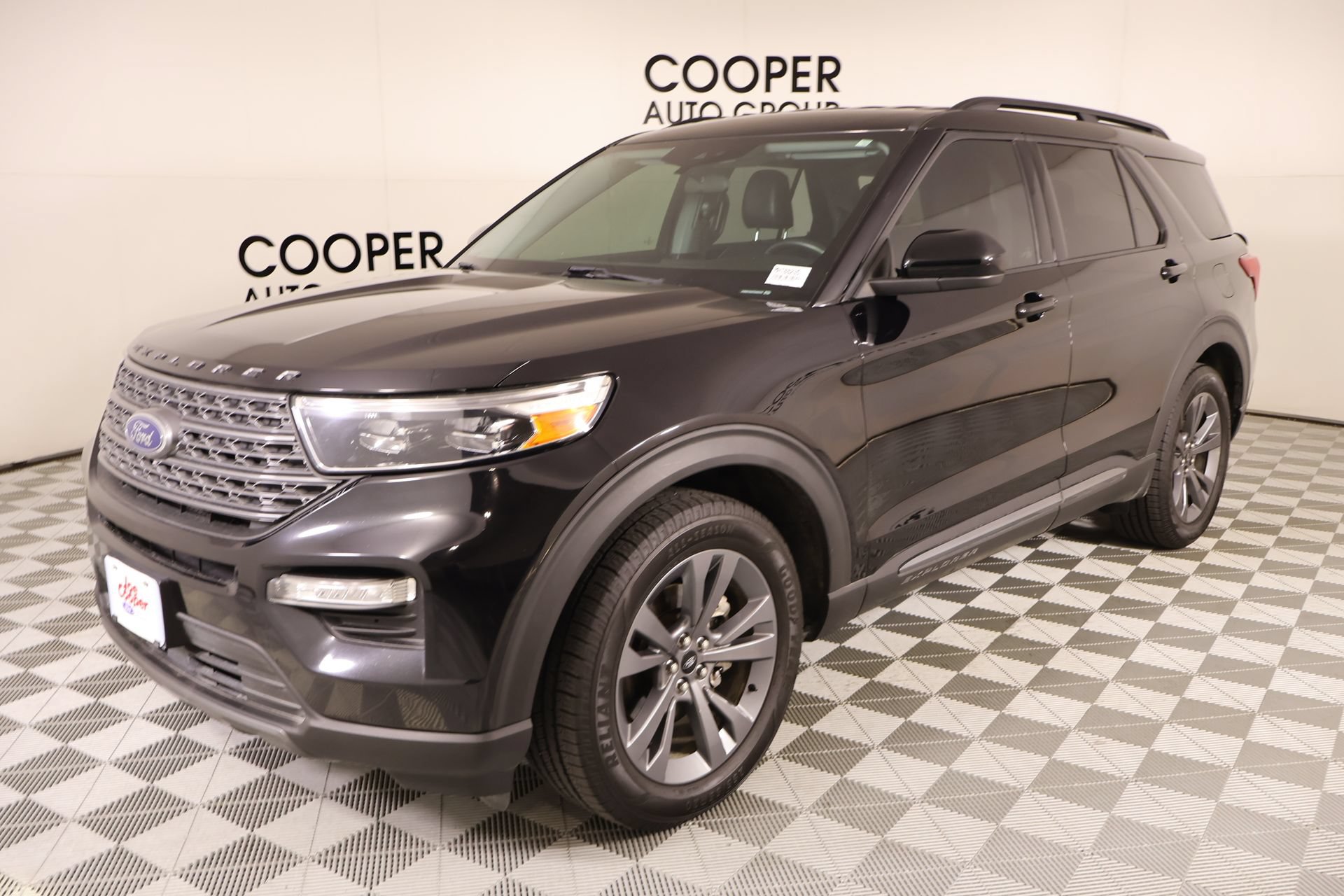 Used 2023 Ford Explorer XLT w/ Equipment Group 202A RWD image 11
