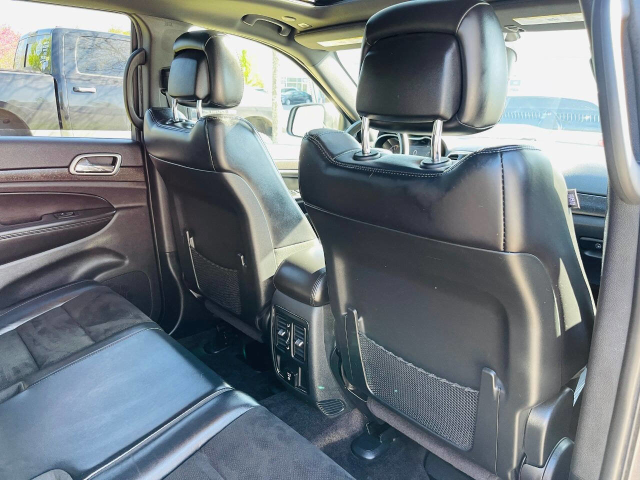 Used 2018 Jeep Grand Cherokee Altitude image 32