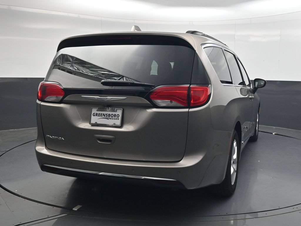 Used 2017 Chrysler Pacifica Touring-L w/ Tire & Wheel Group FWD image 5