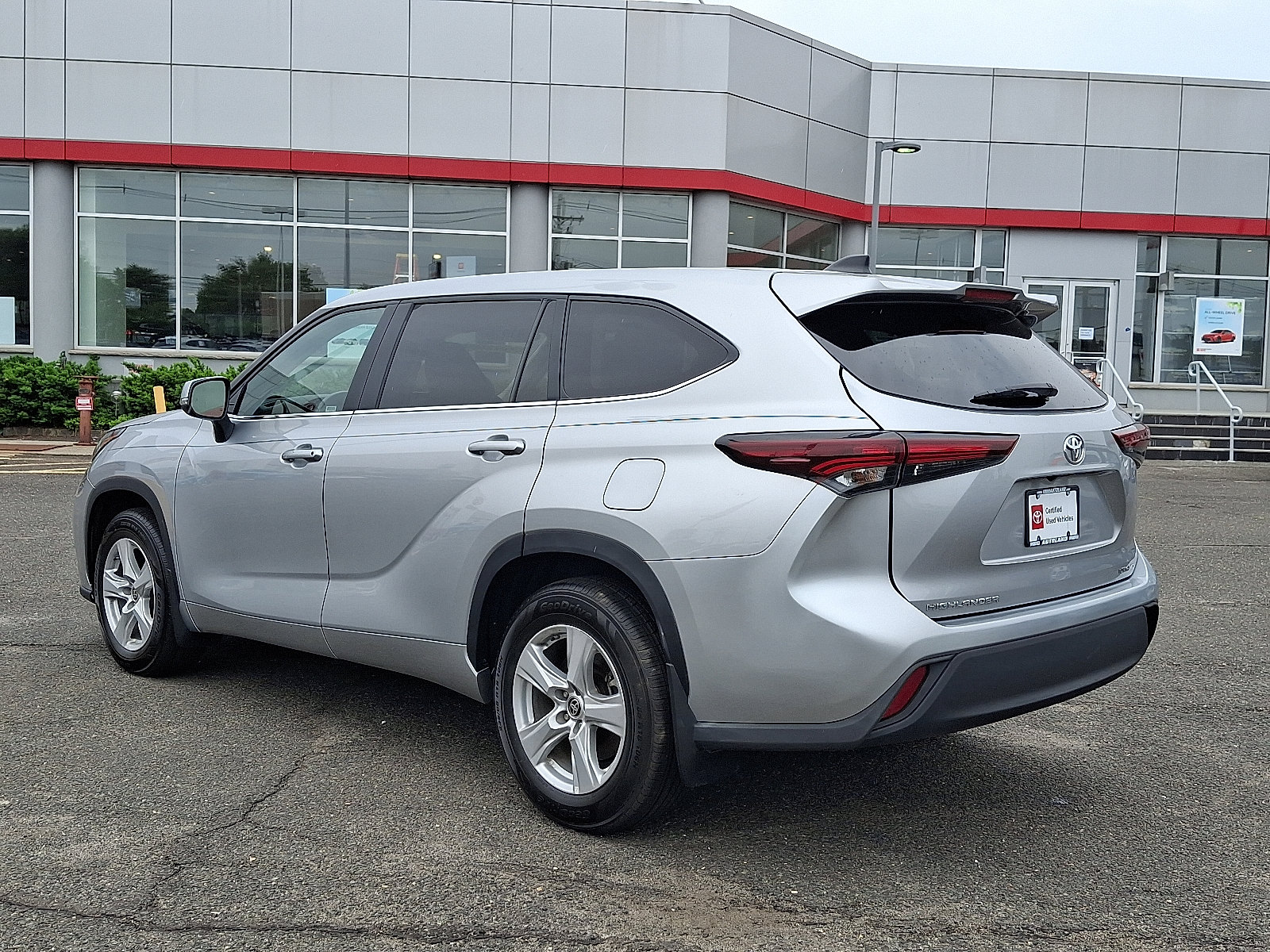 Used 2024 Toyota Highlander LE AWD/4WD image 5