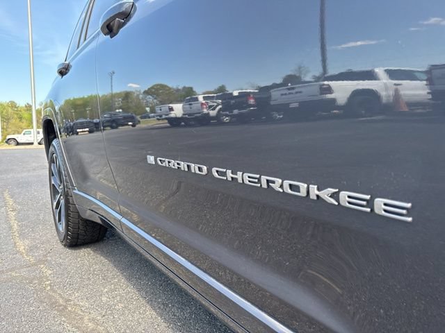 Used 2022 Jeep Grand Cherokee Overland w/ Luxury Tech Group IV AWD/4WD image 16
