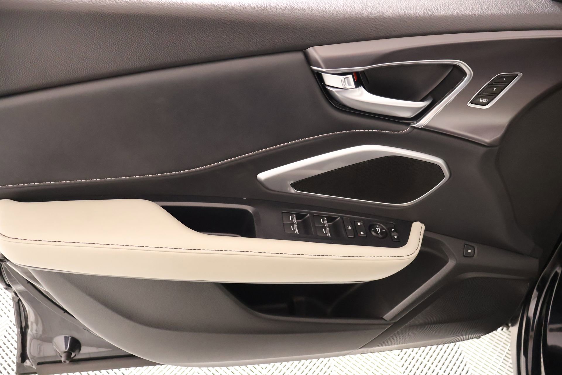 Used 2025 Acura RDX SH-AWD image 16