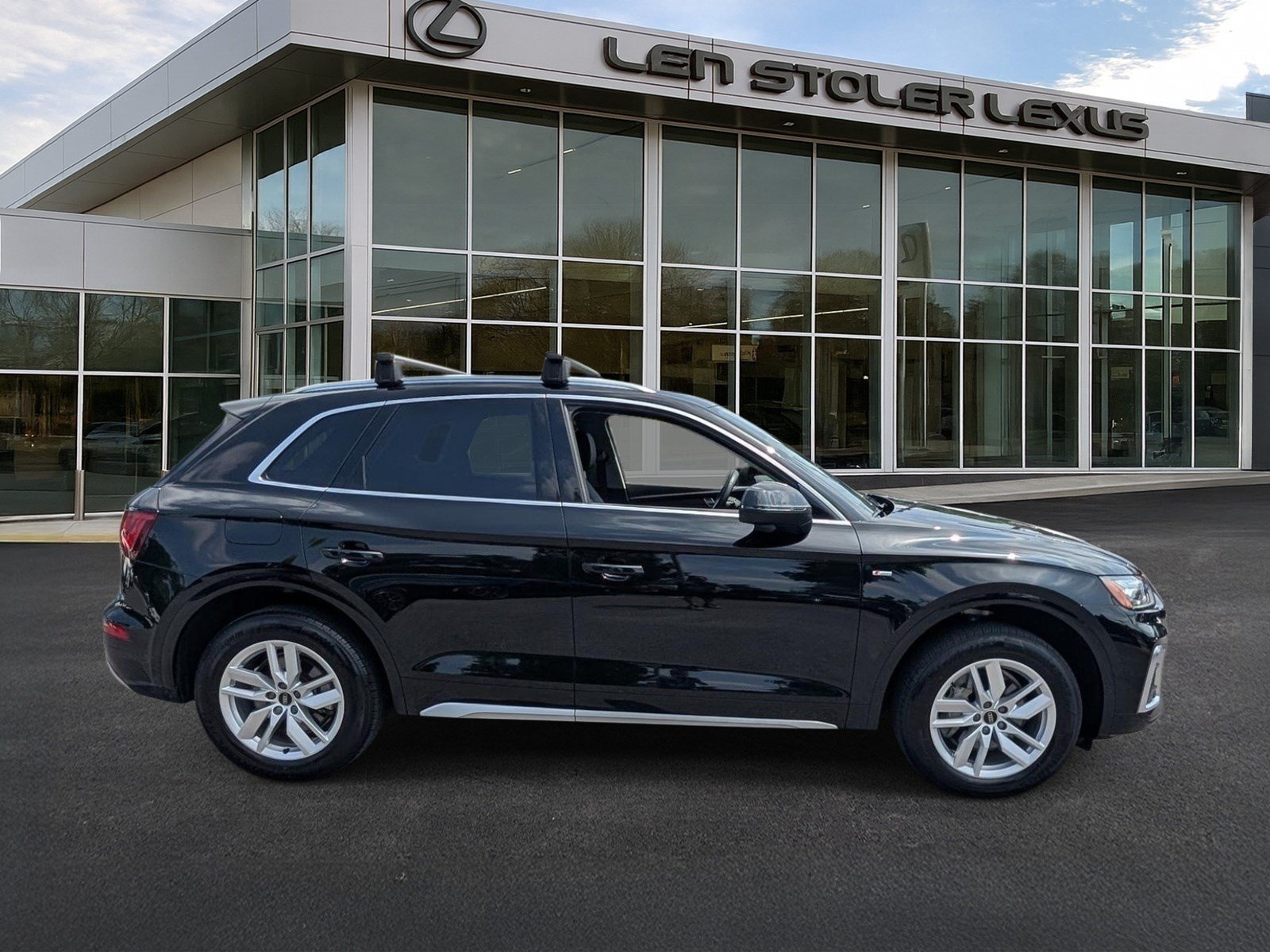 Used 2023 Audi Q5 2.0T Premium w/ Convenience Package AWD/4WD image 2